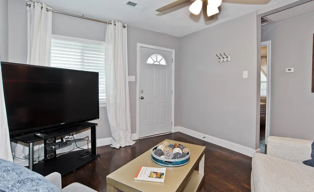 Single Family Residence For Sale in Dallas County , 1810 Shaw Street, Dallas, Texas 75212, 3 Bedroom, 1 Bathroom, Garage spaces, 810 Sqft, built in 1961, mls#21293202, Real Estate Agent in Dallas, Homes For Sale in Dallas county, Homes For Sale in Dallas, Realtor in Dallas Texas, Real Estate Brokerage Independent Realty Texas, Luminita Cordes Realtor