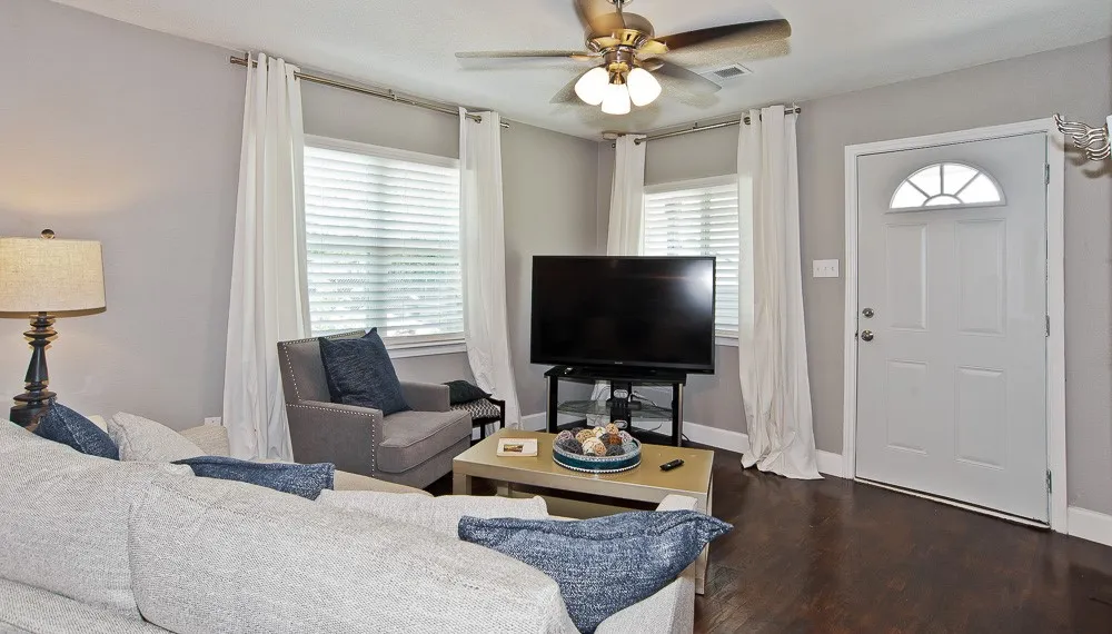 Single Family Residence For Sale in Dallas County , 1810 Shaw Street, Dallas, Texas 75212, 3 Bedroom, 1 Bathroom, Garage spaces, 810 Sqft, built in 1961, mls#21293202, Real Estate Agent in Dallas, Homes For Sale in Dallas county, Homes For Sale in Dallas, Realtor in Dallas Texas, Real Estate Brokerage Independent Realty Texas, Luminita Cordes Realtor