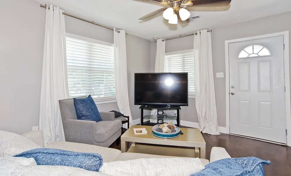 Single Family Residence For Sale in Dallas County , 1810 Shaw Street, Dallas, Texas 75212, 3 Bedroom, 1 Bathroom, Garage spaces, 810 Sqft, built in 1961, mls#21293202, Real Estate Agent in Dallas, Homes For Sale in Dallas county, Homes For Sale in Dallas, Realtor in Dallas Texas, Real Estate Brokerage Independent Realty Texas, Luminita Cordes Realtor