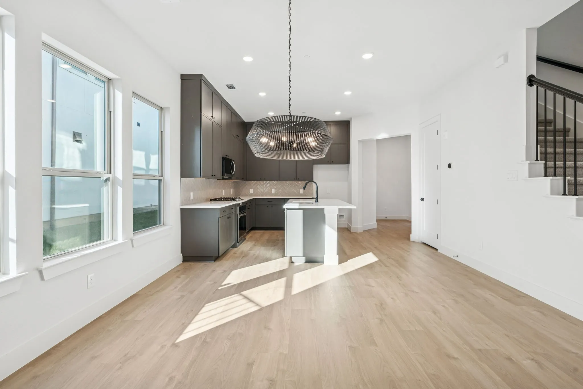 Kitchen features walk in pantry.