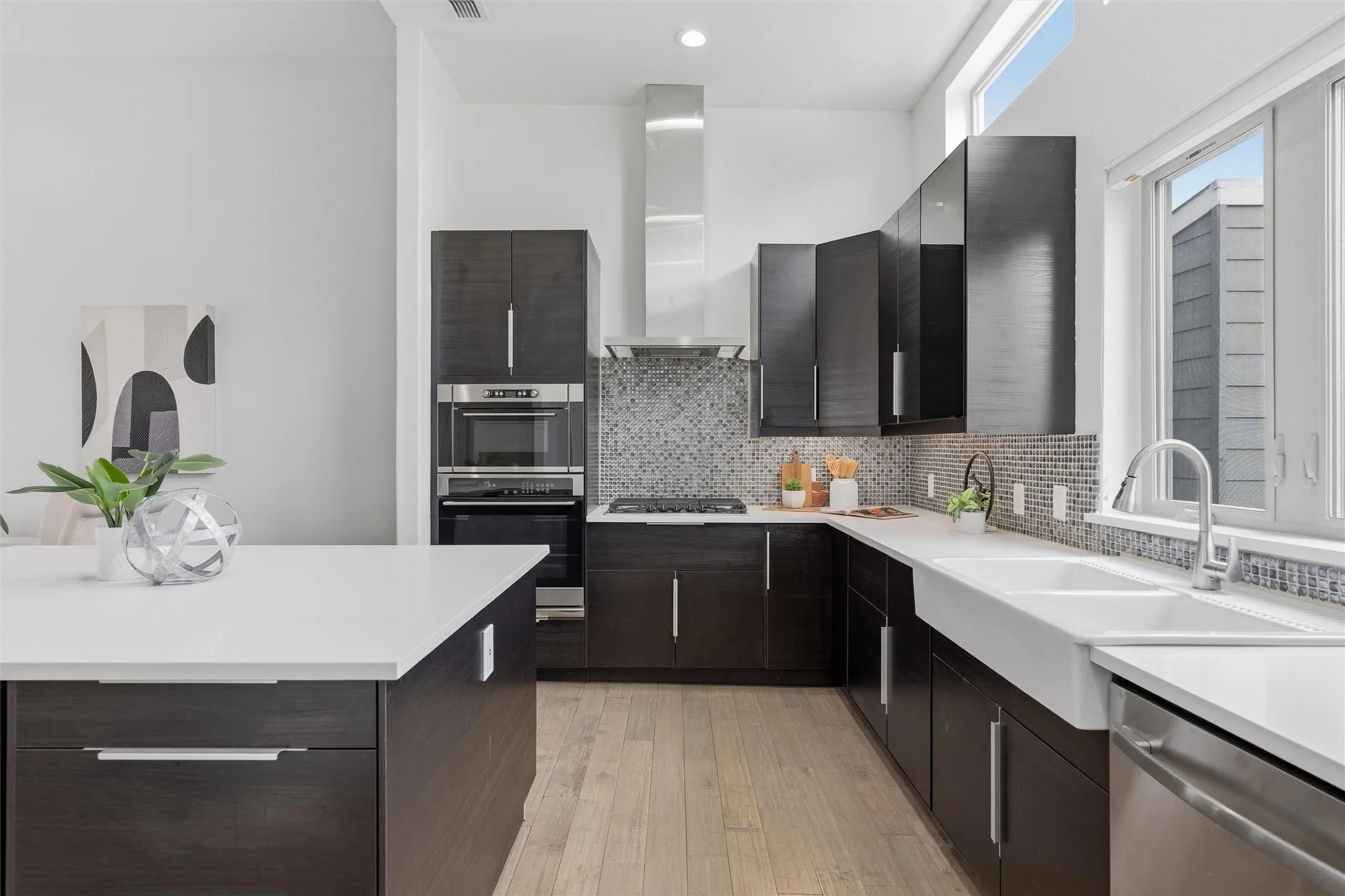 Townhouse For Sale in Dallas County , 1815 Browder Street E, Dallas, Texas 75215, 3 Bedroom, 4 Bathroom, 2 Garage spaces, 2,022 Sqft, built in 2015, Price $439,000, mls#21283930, Real Estate Agent in Dallas, Homes For Sale in Dallas county, Homes For Sale in Dallas, Realtor in Dallas Texas, Real Estate Brokerage Independent Realty Texas, Luminita Cordes Realtor