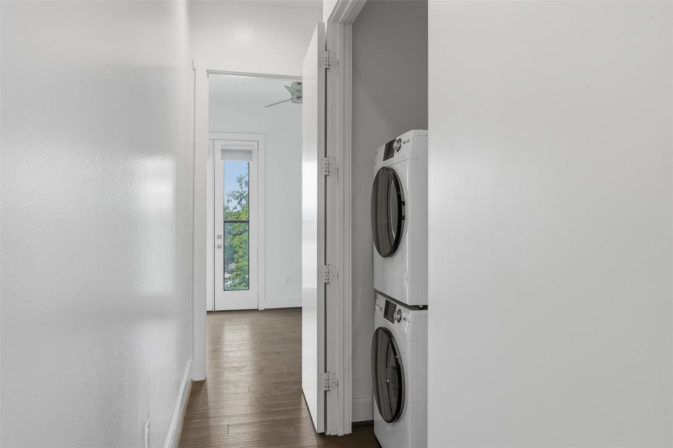 Townhouse For Sale in Dallas County , 1815 Browder Street E, Dallas, Texas 75215, 3 Bedroom, 4 Bathroom, 2 Garage spaces, 2,022 Sqft, built in 2015, Price $439,000, mls#21283930, Real Estate Agent in Dallas, Homes For Sale in Dallas county, Homes For Sale in Dallas, Realtor in Dallas Texas, Real Estate Brokerage Independent Realty Texas, Luminita Cordes Realtor