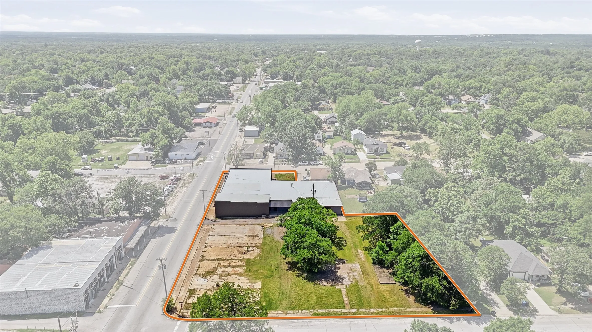 Industrial For Rent in Grayson County , 613 S Armstrong Avenue, Denison, Texas 75020, 0, 0, Garage spaces, 14,730 Sqft, built in 1975, mls#21291741, Real Estate Agent in Denison, Homes For Rent in Grayson county, Homes For Rent in Denison, Realtor in Denison Texas, Real Estate Brokerage Independent Realty Texas, Luminita Cordes Realtor