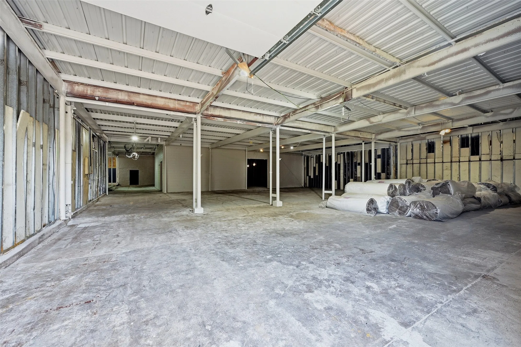 Industrial For Rent in Grayson County , 613 S Armstrong Avenue, Denison, Texas 75020, 0, 0, Garage spaces, 14,730 Sqft, built in 1975, mls#21291741, Real Estate Agent in Denison, Homes For Rent in Grayson county, Homes For Rent in Denison, Realtor in Denison Texas, Real Estate Brokerage Independent Realty Texas, Luminita Cordes Realtor