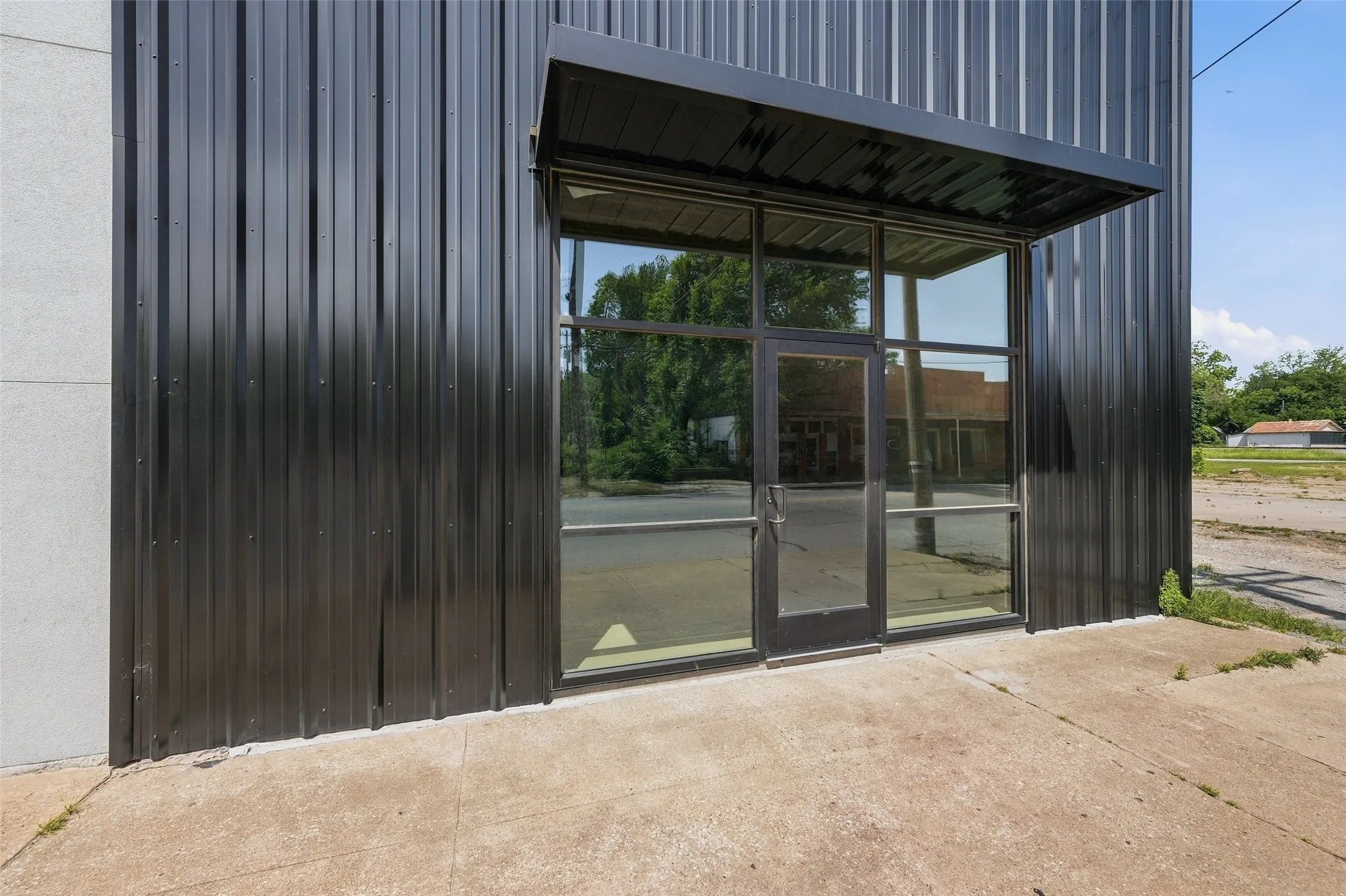 Industrial For Rent in Grayson County , 613 S Armstrong Avenue, Denison, Texas 75020, 0, 0, Garage spaces, 14,730 Sqft, built in 1975, mls#21291741, Real Estate Agent in Denison, Homes For Rent in Grayson county, Homes For Rent in Denison, Realtor in Denison Texas, Real Estate Brokerage Independent Realty Texas, Luminita Cordes Realtor