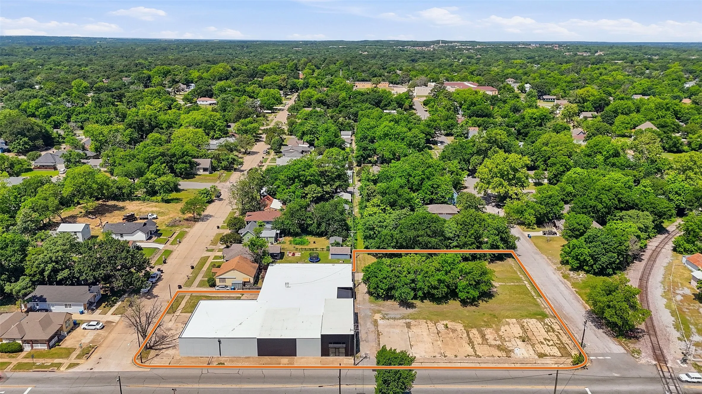 Industrial For Rent in Grayson County , 613 S Armstrong Avenue, Denison, Texas 75020, 0, 0, Garage spaces, 14,730 Sqft, built in 1975, mls#21291741, Real Estate Agent in Denison, Homes For Rent in Grayson county, Homes For Rent in Denison, Realtor in Denison Texas, Real Estate Brokerage Independent Realty Texas, Luminita Cordes Realtor