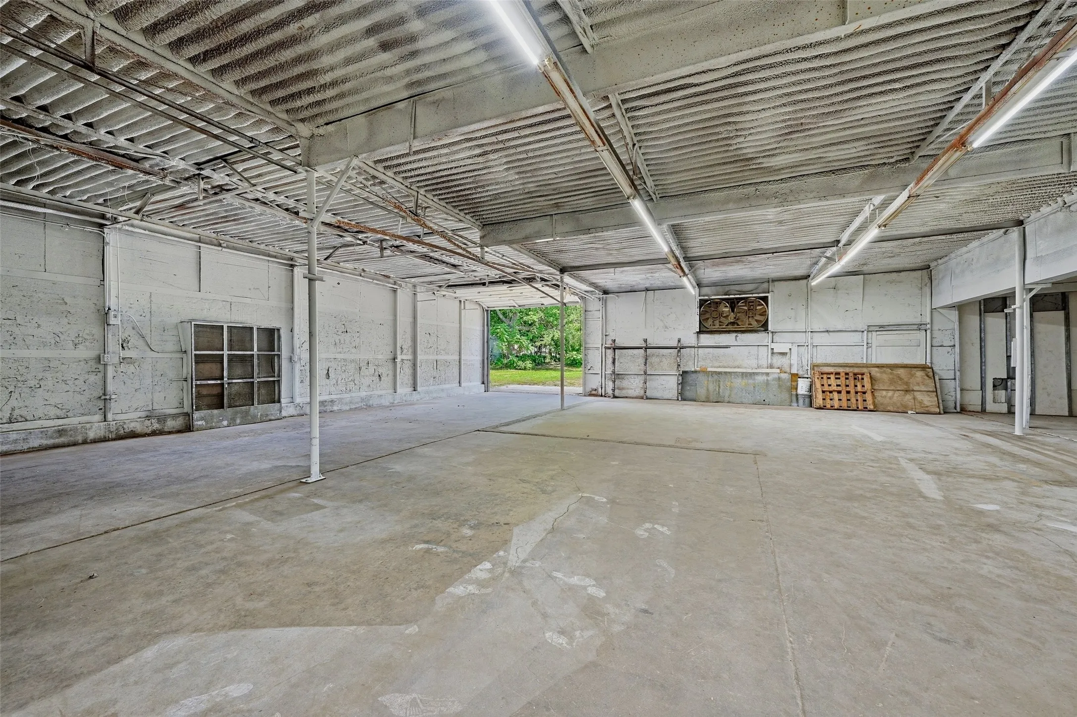 Industrial For Rent in Grayson County , 613 S Armstrong Avenue, Denison, Texas 75020, 0, 0, Garage spaces, 14,730 Sqft, built in 1975, mls#21291741, Real Estate Agent in Denison, Homes For Rent in Grayson county, Homes For Rent in Denison, Realtor in Denison Texas, Real Estate Brokerage Independent Realty Texas, Luminita Cordes Realtor
