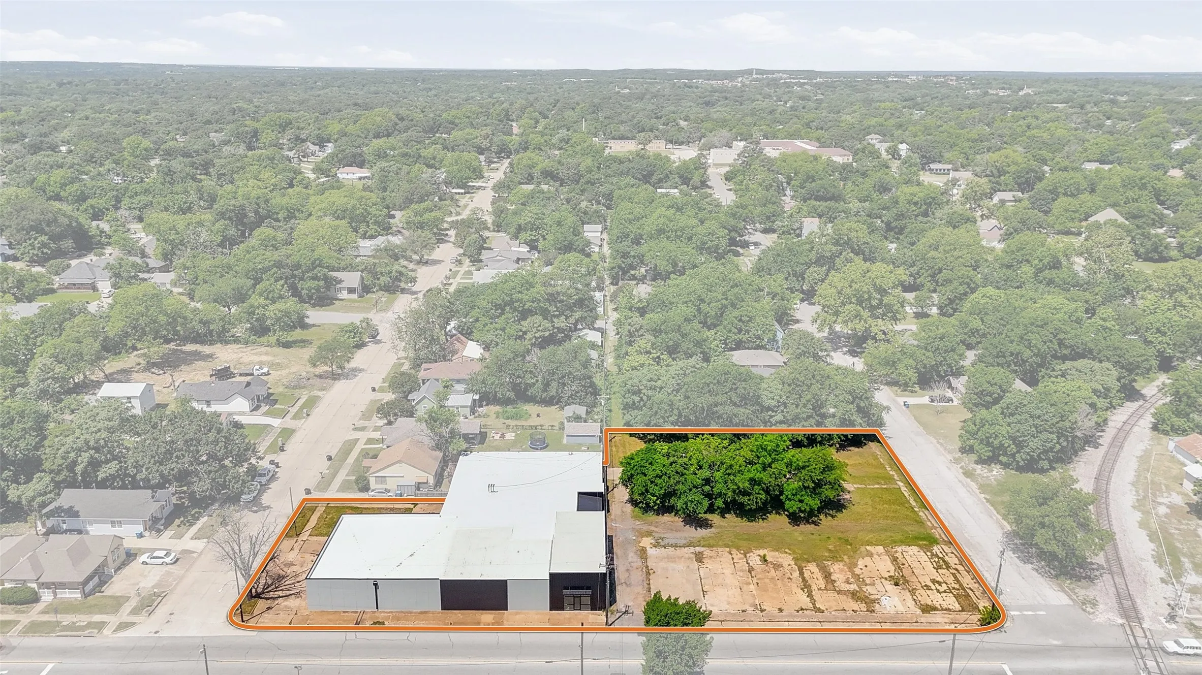 Industrial For Rent in Grayson County , 613 S Armstrong Avenue, Denison, Texas 75020, 0, 0, Garage spaces, 14,730 Sqft, built in 1975, mls#21291741, Real Estate Agent in Denison, Homes For Rent in Grayson county, Homes For Rent in Denison, Realtor in Denison Texas, Real Estate Brokerage Independent Realty Texas, Luminita Cordes Realtor