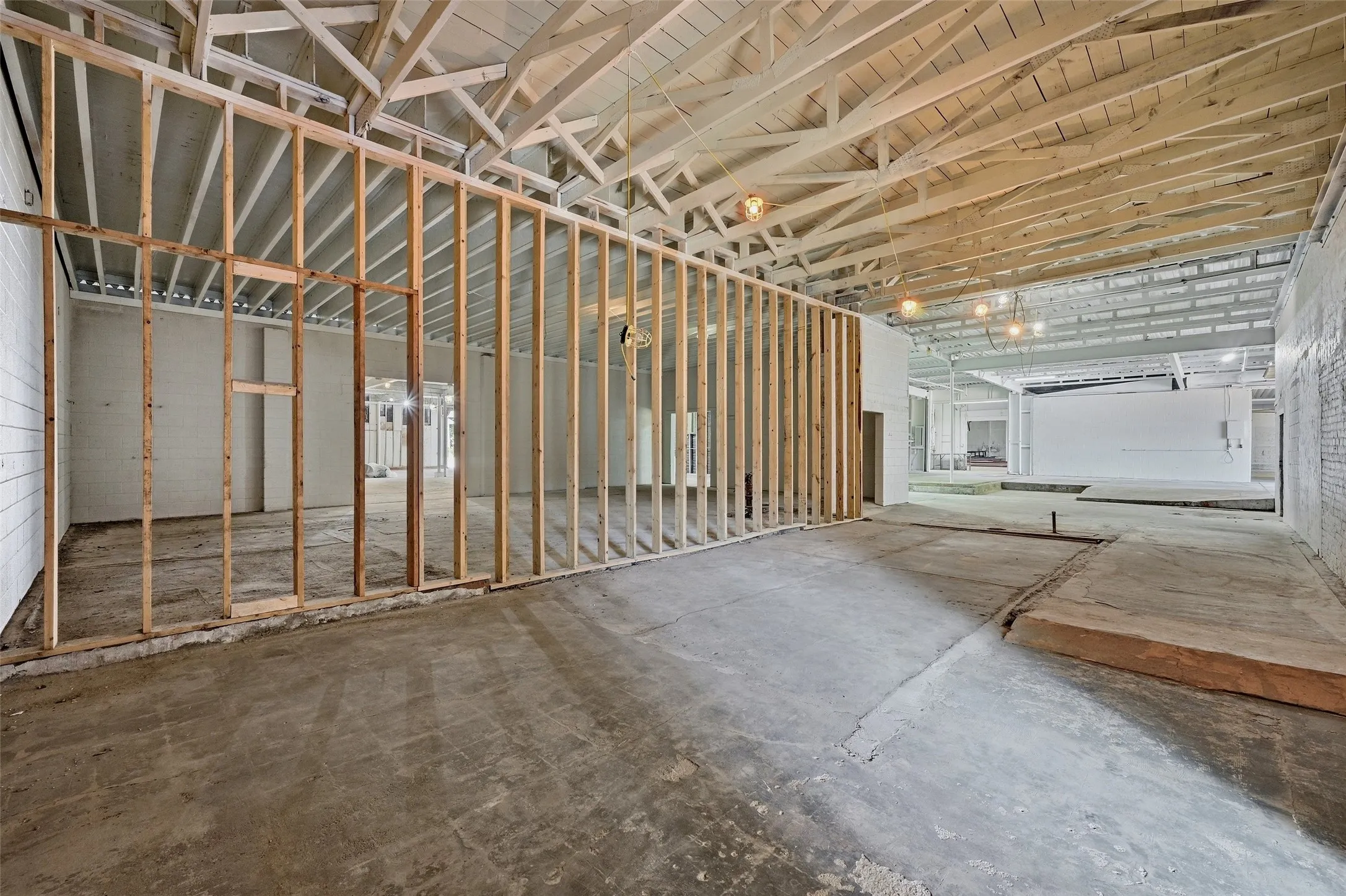 Industrial For Rent in Grayson County , 613 S Armstrong Avenue, Denison, Texas 75020, 0, 0, Garage spaces, 14,730 Sqft, built in 1975, mls#21291741, Real Estate Agent in Denison, Homes For Rent in Grayson county, Homes For Rent in Denison, Realtor in Denison Texas, Real Estate Brokerage Independent Realty Texas, Luminita Cordes Realtor