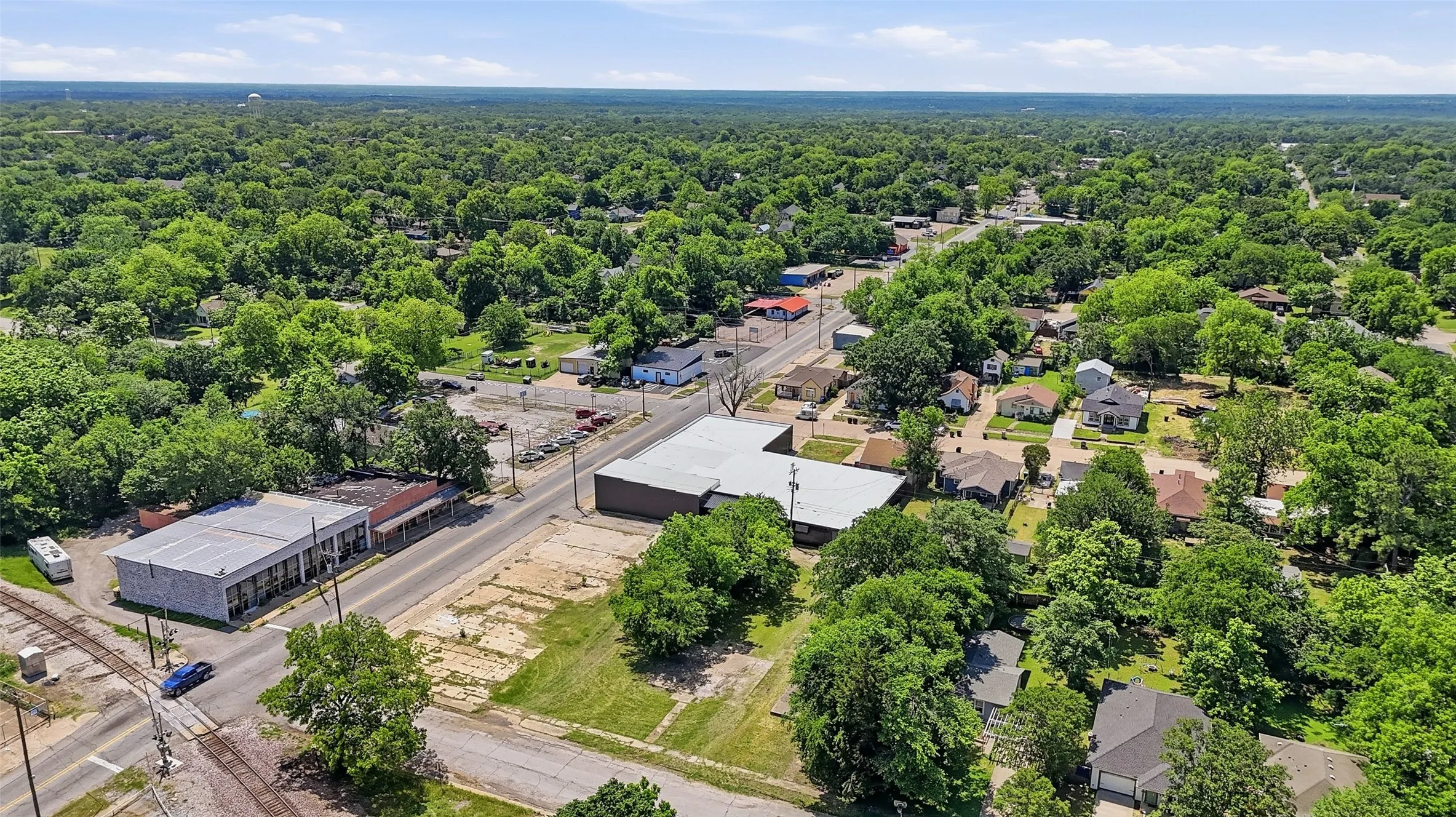 Industrial For Rent in Grayson County , 613 S Armstrong Avenue, Denison, Texas 75020, 0, 0, Garage spaces, 14,730 Sqft, built in 1975, mls#21291741, Real Estate Agent in Denison, Homes For Rent in Grayson county, Homes For Rent in Denison, Realtor in Denison Texas, Real Estate Brokerage Independent Realty Texas, Luminita Cordes Realtor