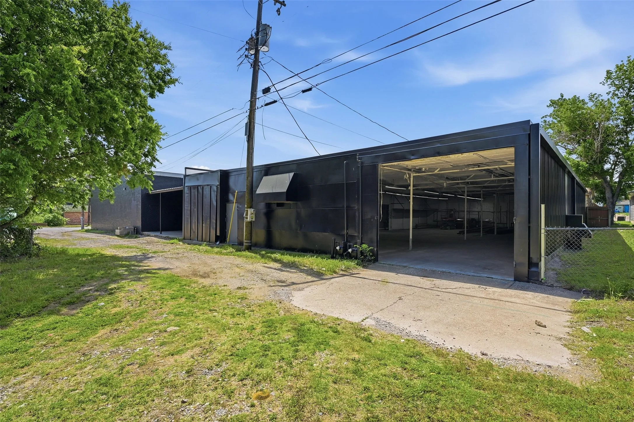 Industrial For Rent in Grayson County , 613 S Armstrong Avenue, Denison, Texas 75020, 0, 0, Garage spaces, 14,730 Sqft, built in 1975, mls#21291741, Real Estate Agent in Denison, Homes For Rent in Grayson county, Homes For Rent in Denison, Realtor in Denison Texas, Real Estate Brokerage Independent Realty Texas, Luminita Cordes Realtor
