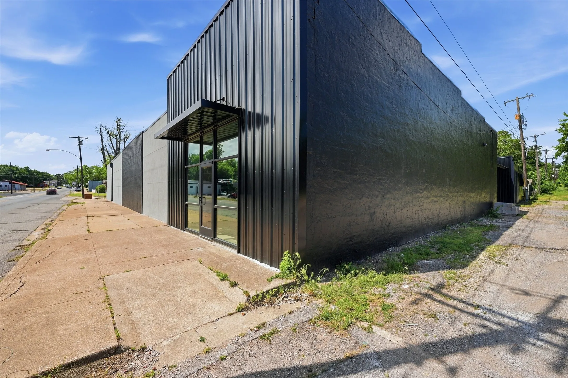 Industrial For Rent in Grayson County , 613 S Armstrong Avenue, Denison, Texas 75020, 0, 0, Garage spaces, 14,730 Sqft, built in 1975, mls#21291741, Real Estate Agent in Denison, Homes For Rent in Grayson county, Homes For Rent in Denison, Realtor in Denison Texas, Real Estate Brokerage Independent Realty Texas, Luminita Cordes Realtor