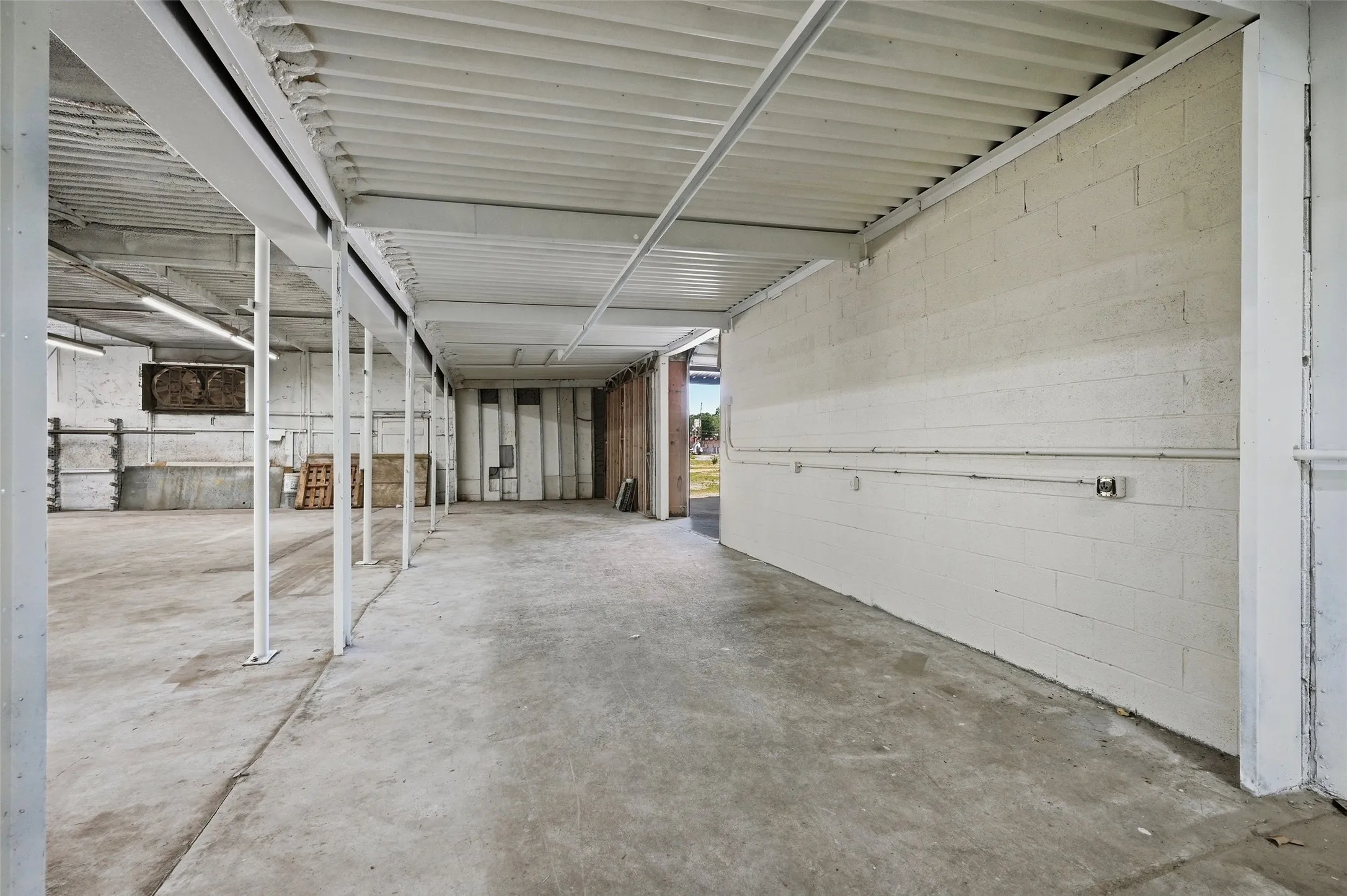 Industrial For Rent in Grayson County , 613 S Armstrong Avenue, Denison, Texas 75020, 0, 0, Garage spaces, 14,730 Sqft, built in 1975, mls#21291741, Real Estate Agent in Denison, Homes For Rent in Grayson county, Homes For Rent in Denison, Realtor in Denison Texas, Real Estate Brokerage Independent Realty Texas, Luminita Cordes Realtor