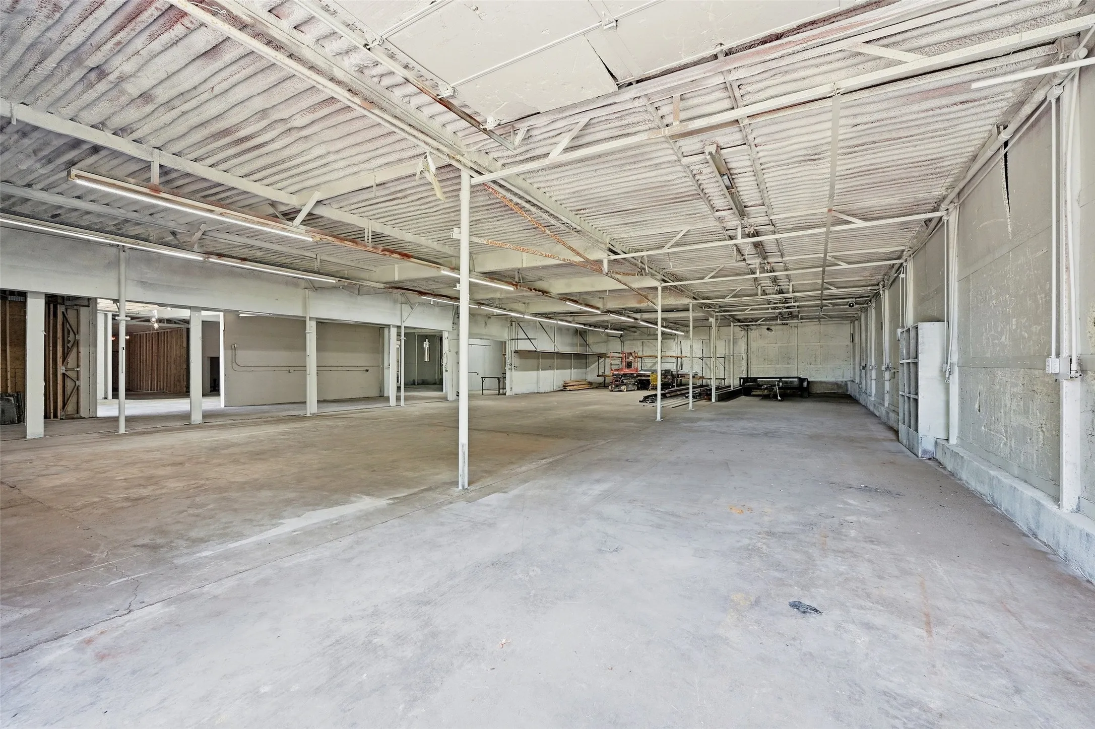 Industrial For Rent in Grayson County , 613 S Armstrong Avenue, Denison, Texas 75020, 0, 0, Garage spaces, 14,730 Sqft, built in 1975, mls#21291741, Real Estate Agent in Denison, Homes For Rent in Grayson county, Homes For Rent in Denison, Realtor in Denison Texas, Real Estate Brokerage Independent Realty Texas, Luminita Cordes Realtor