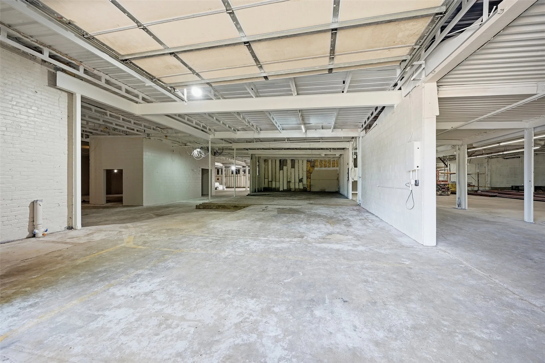 Industrial For Rent in Grayson County , 613 S Armstrong Avenue, Denison, Texas 75020, 0, 0, Garage spaces, 14,730 Sqft, built in 1975, mls#21291741, Real Estate Agent in Denison, Homes For Rent in Grayson county, Homes For Rent in Denison, Realtor in Denison Texas, Real Estate Brokerage Independent Realty Texas, Luminita Cordes Realtor