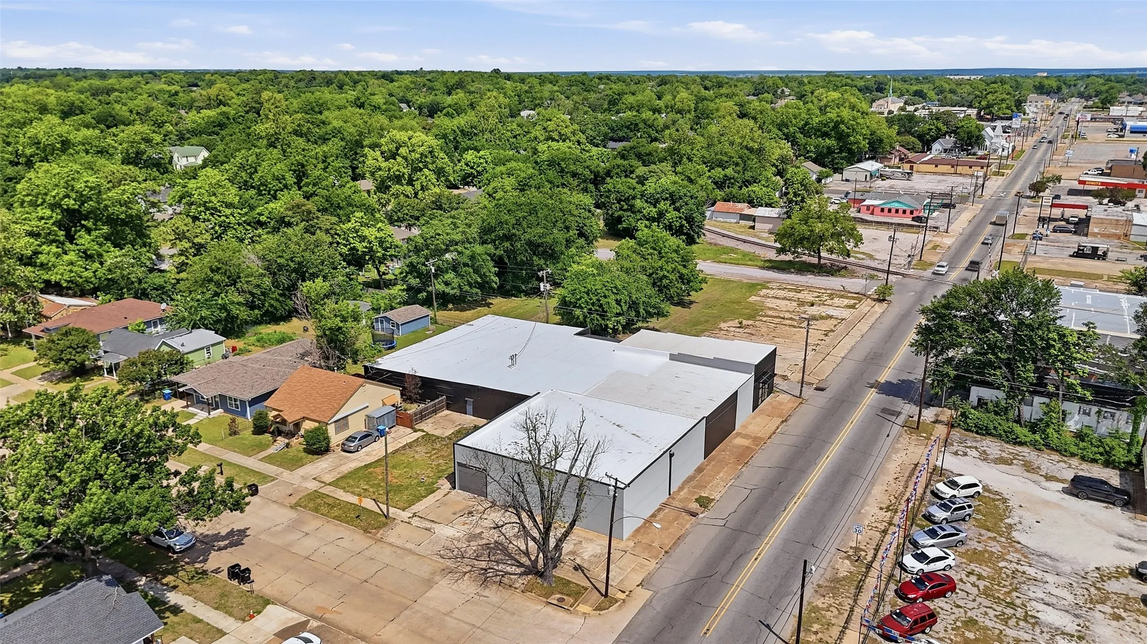 Industrial For Rent in Grayson County , 613 S Armstrong Avenue, Denison, Texas 75020, 0, 0, Garage spaces, 14,730 Sqft, built in 1975, mls#21291741, Real Estate Agent in Denison, Homes For Rent in Grayson county, Homes For Rent in Denison, Realtor in Denison Texas, Real Estate Brokerage Independent Realty Texas, Luminita Cordes Realtor