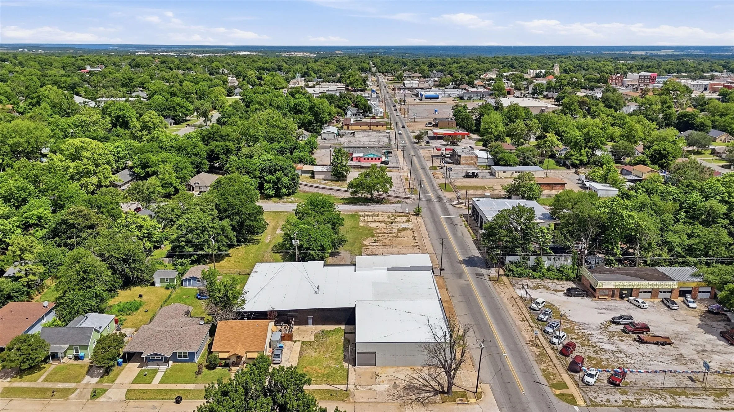 Industrial For Rent in Grayson County , 613 S Armstrong Avenue, Denison, Texas 75020, 0, 0, Garage spaces, 14,730 Sqft, built in 1975, mls#21291741, Real Estate Agent in Denison, Homes For Rent in Grayson county, Homes For Rent in Denison, Realtor in Denison Texas, Real Estate Brokerage Independent Realty Texas, Luminita Cordes Realtor