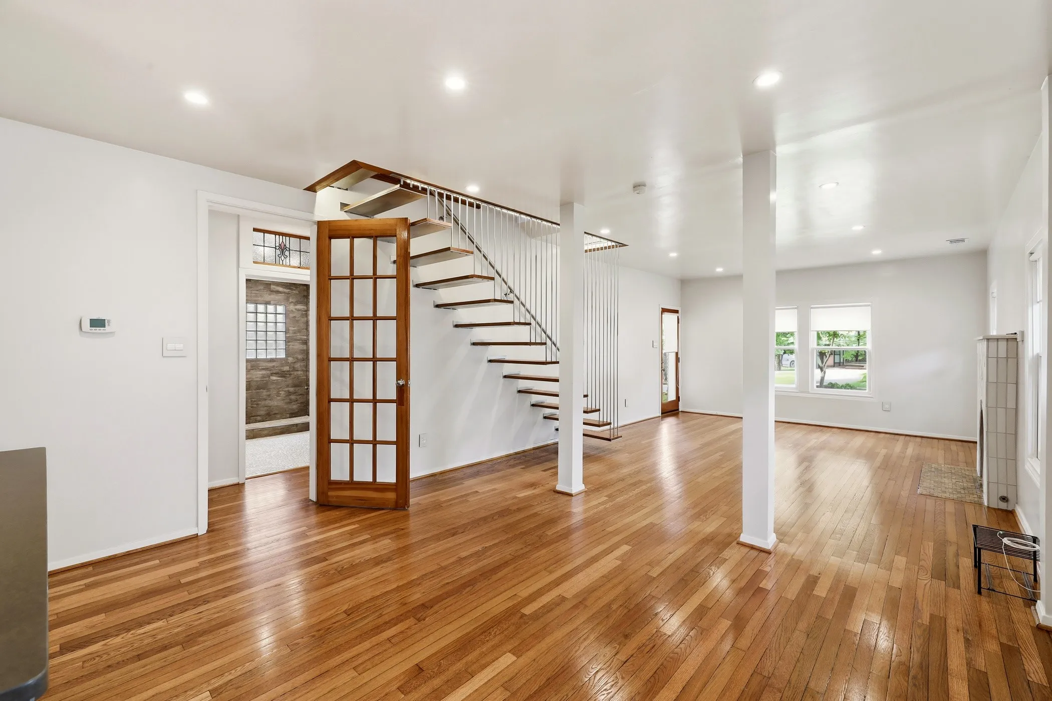 Single Family Residence For Rent in Dallas County , 825 Thomasson Drive, Dallas, Texas 75208, 2 Bedroom, 2 Bathroom, 2 Garage spaces, 1,317 Sqft, built in 1928, mls#21293219, Real Estate Agent in Dallas, Homes For Rent in Dallas county, Homes For Rent in Dallas, Realtor in Dallas Texas, Real Estate Brokerage Independent Realty Texas, Luminita Cordes Realtor