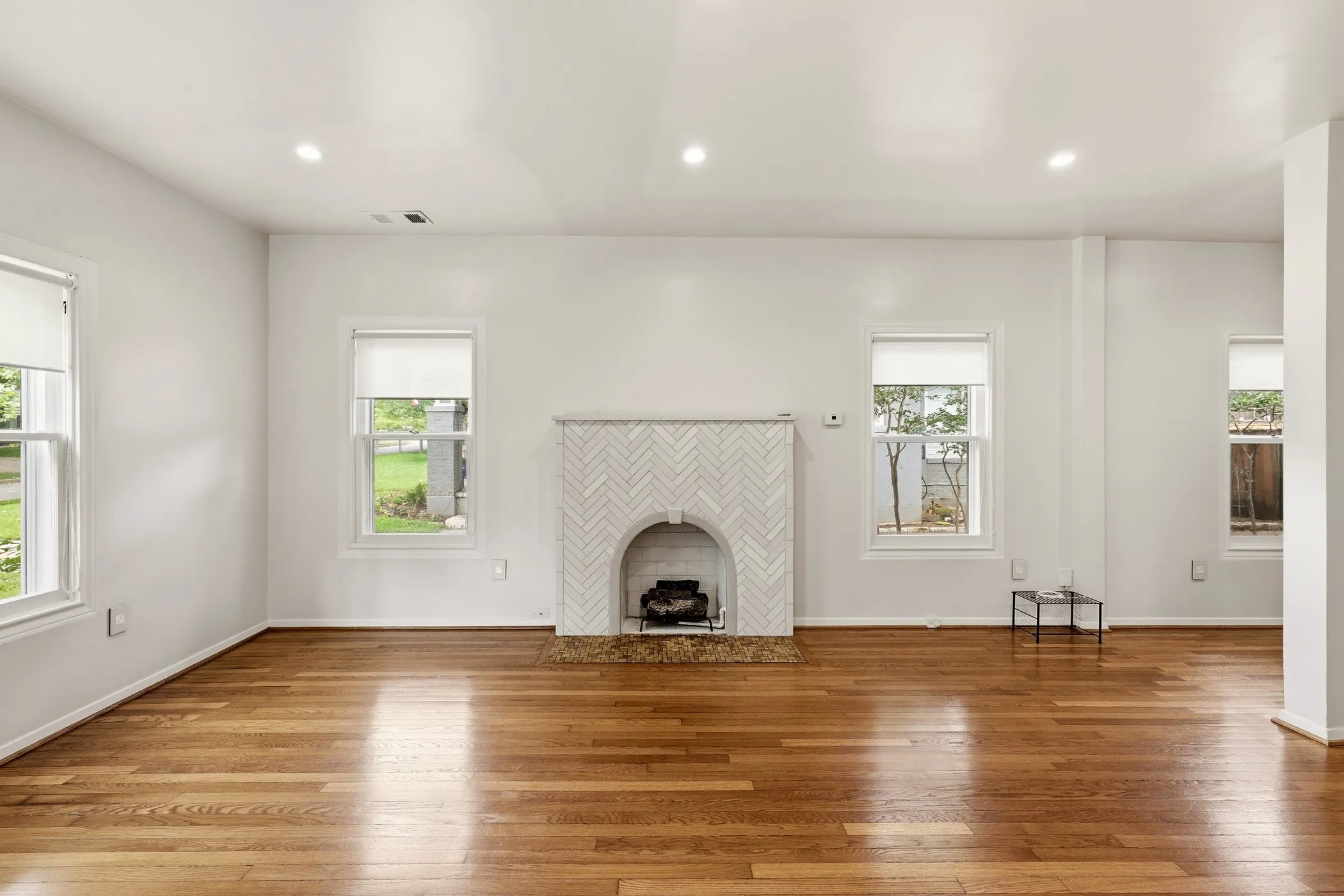 Single Family Residence For Rent in Dallas County , 825 Thomasson Drive, Dallas, Texas 75208, 2 Bedroom, 2 Bathroom, 2 Garage spaces, 1,317 Sqft, built in 1928, mls#21293219, Real Estate Agent in Dallas, Homes For Rent in Dallas county, Homes For Rent in Dallas, Realtor in Dallas Texas, Real Estate Brokerage Independent Realty Texas, Luminita Cordes Realtor