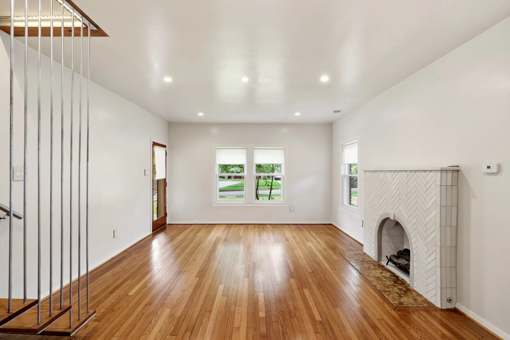 Single Family Residence For Rent in Dallas County , 825 Thomasson Drive, Dallas, Texas 75208, 2 Bedroom, 2 Bathroom, 2 Garage spaces, 1,317 Sqft, built in 1928, mls#21293219, Real Estate Agent in Dallas, Homes For Rent in Dallas county, Homes For Rent in Dallas, Realtor in Dallas Texas, Real Estate Brokerage Independent Realty Texas, Luminita Cordes Realtor