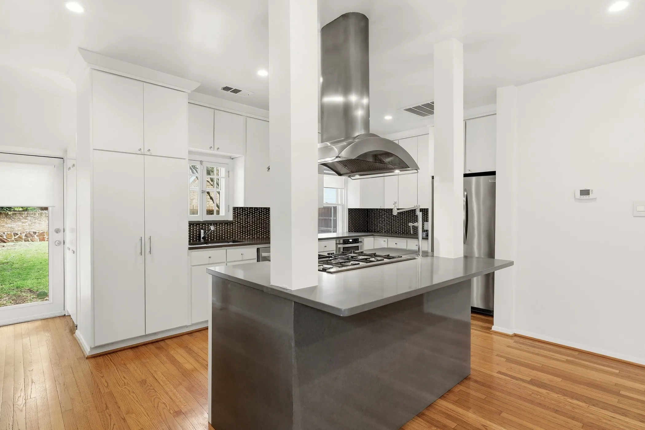 Single Family Residence For Rent in Dallas County , 825 Thomasson Drive, Dallas, Texas 75208, 2 Bedroom, 2 Bathroom, 2 Garage spaces, 1,317 Sqft, built in 1928, mls#21293219, Real Estate Agent in Dallas, Homes For Rent in Dallas county, Homes For Rent in Dallas, Realtor in Dallas Texas, Real Estate Brokerage Independent Realty Texas, Luminita Cordes Realtor
