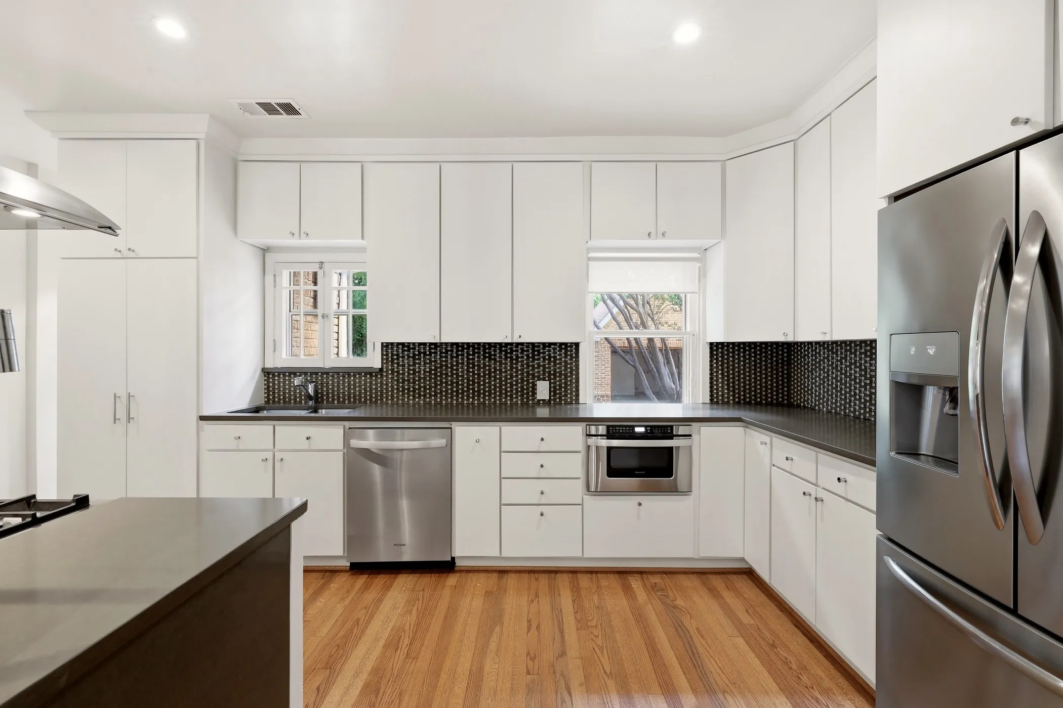 Single Family Residence For Rent in Dallas County , 825 Thomasson Drive, Dallas, Texas 75208, 2 Bedroom, 2 Bathroom, 2 Garage spaces, 1,317 Sqft, built in 1928, mls#21293219, Real Estate Agent in Dallas, Homes For Rent in Dallas county, Homes For Rent in Dallas, Realtor in Dallas Texas, Real Estate Brokerage Independent Realty Texas, Luminita Cordes Realtor