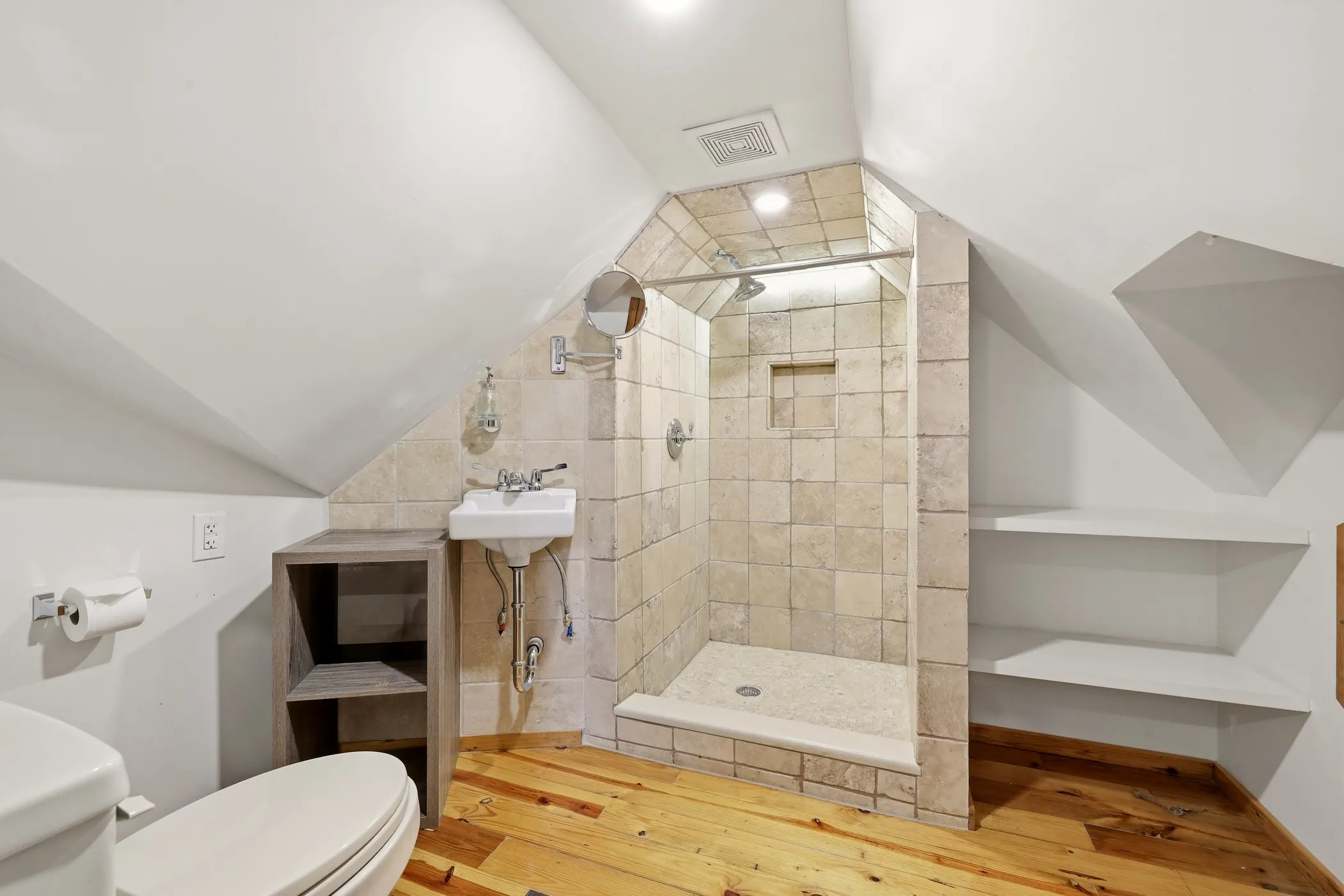 Single Family Residence For Rent in Dallas County , 825 Thomasson Drive, Dallas, Texas 75208, 2 Bedroom, 2 Bathroom, 2 Garage spaces, 1,317 Sqft, built in 1928, mls#21293219, Real Estate Agent in Dallas, Homes For Rent in Dallas county, Homes For Rent in Dallas, Realtor in Dallas Texas, Real Estate Brokerage Independent Realty Texas, Luminita Cordes Realtor