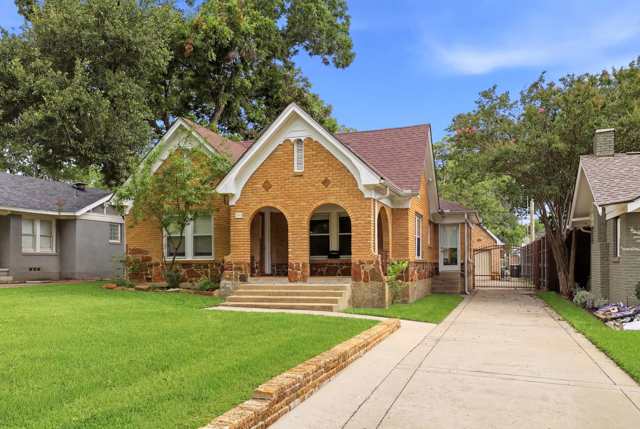 Single Family Residence For Rent in Dallas County , 825 Thomasson Drive, Dallas, Texas 75208, 2 Bedroom, 2 Bathroom, 2 Garage spaces, 1,317 Sqft, built in 1928, mls#21293219, Real Estate Agent in Dallas, Homes For Rent in Dallas county, Homes For Rent in Dallas, Realtor in Dallas Texas, Real Estate Brokerage Independent Realty Texas, Luminita Cordes Realtor