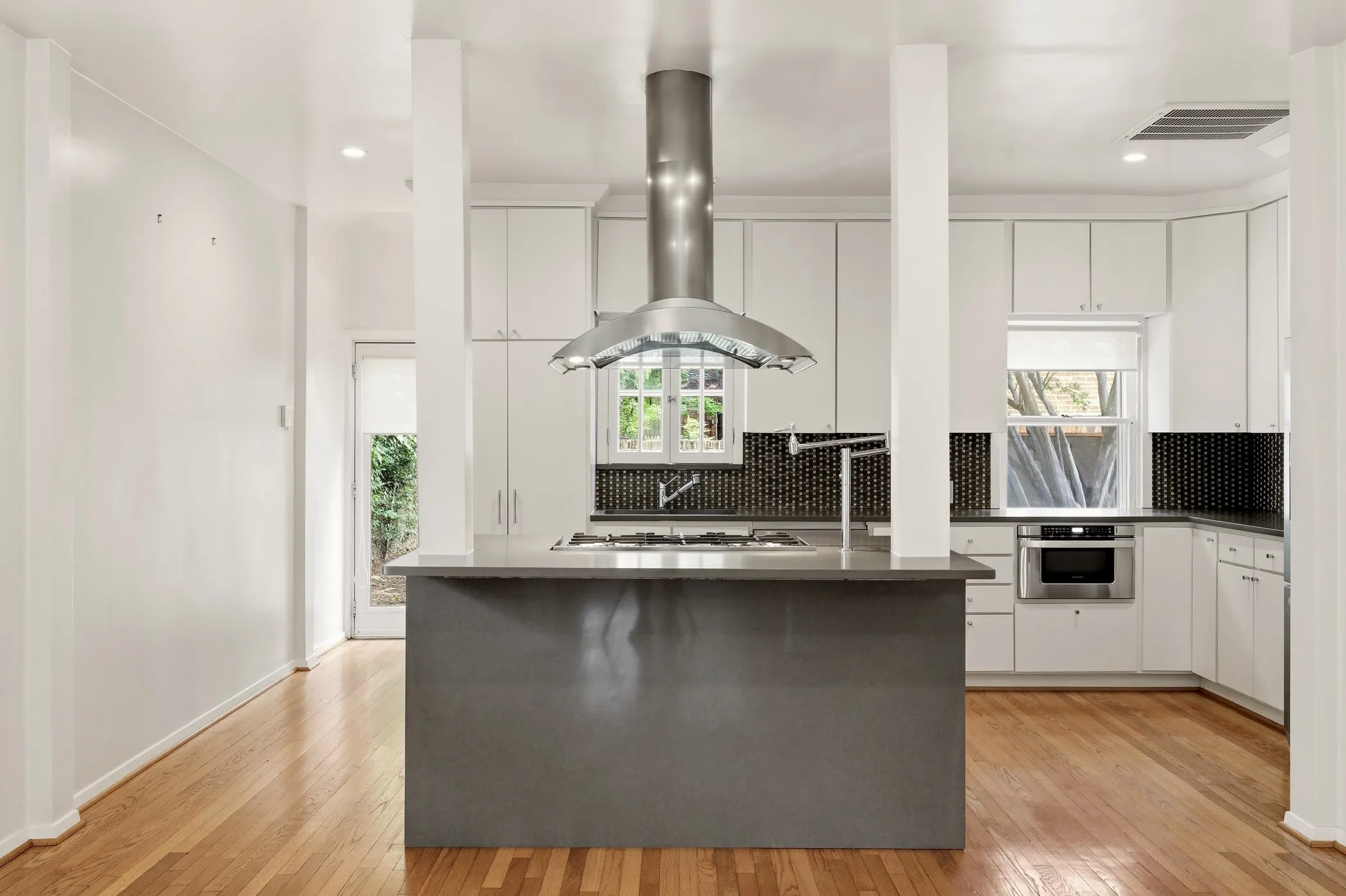 Single Family Residence For Rent in Dallas County , 825 Thomasson Drive, Dallas, Texas 75208, 2 Bedroom, 2 Bathroom, 2 Garage spaces, 1,317 Sqft, built in 1928, mls#21293219, Real Estate Agent in Dallas, Homes For Rent in Dallas county, Homes For Rent in Dallas, Realtor in Dallas Texas, Real Estate Brokerage Independent Realty Texas, Luminita Cordes Realtor