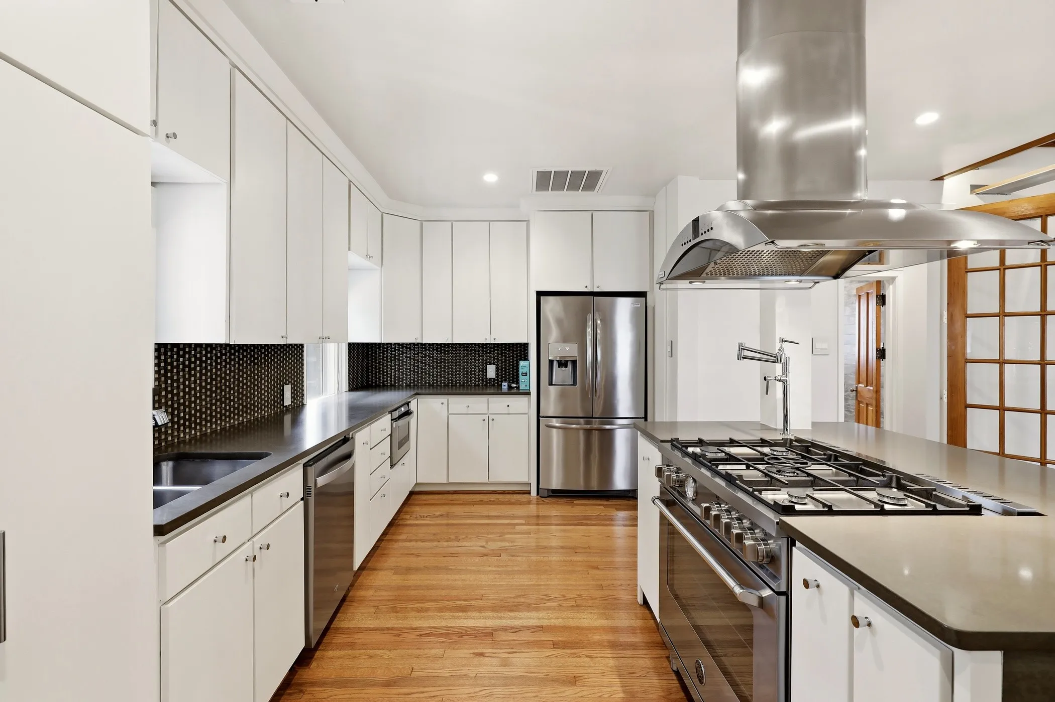Single Family Residence For Rent in Dallas County , 825 Thomasson Drive, Dallas, Texas 75208, 2 Bedroom, 2 Bathroom, 2 Garage spaces, 1,317 Sqft, built in 1928, mls#21293219, Real Estate Agent in Dallas, Homes For Rent in Dallas county, Homes For Rent in Dallas, Realtor in Dallas Texas, Real Estate Brokerage Independent Realty Texas, Luminita Cordes Realtor
