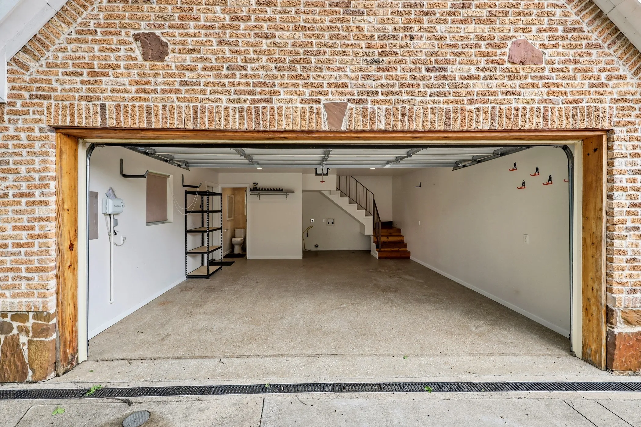 Single Family Residence For Rent in Dallas County , 825 Thomasson Drive, Dallas, Texas 75208, 2 Bedroom, 2 Bathroom, 2 Garage spaces, 1,317 Sqft, built in 1928, mls#21293219, Real Estate Agent in Dallas, Homes For Rent in Dallas county, Homes For Rent in Dallas, Realtor in Dallas Texas, Real Estate Brokerage Independent Realty Texas, Luminita Cordes Realtor