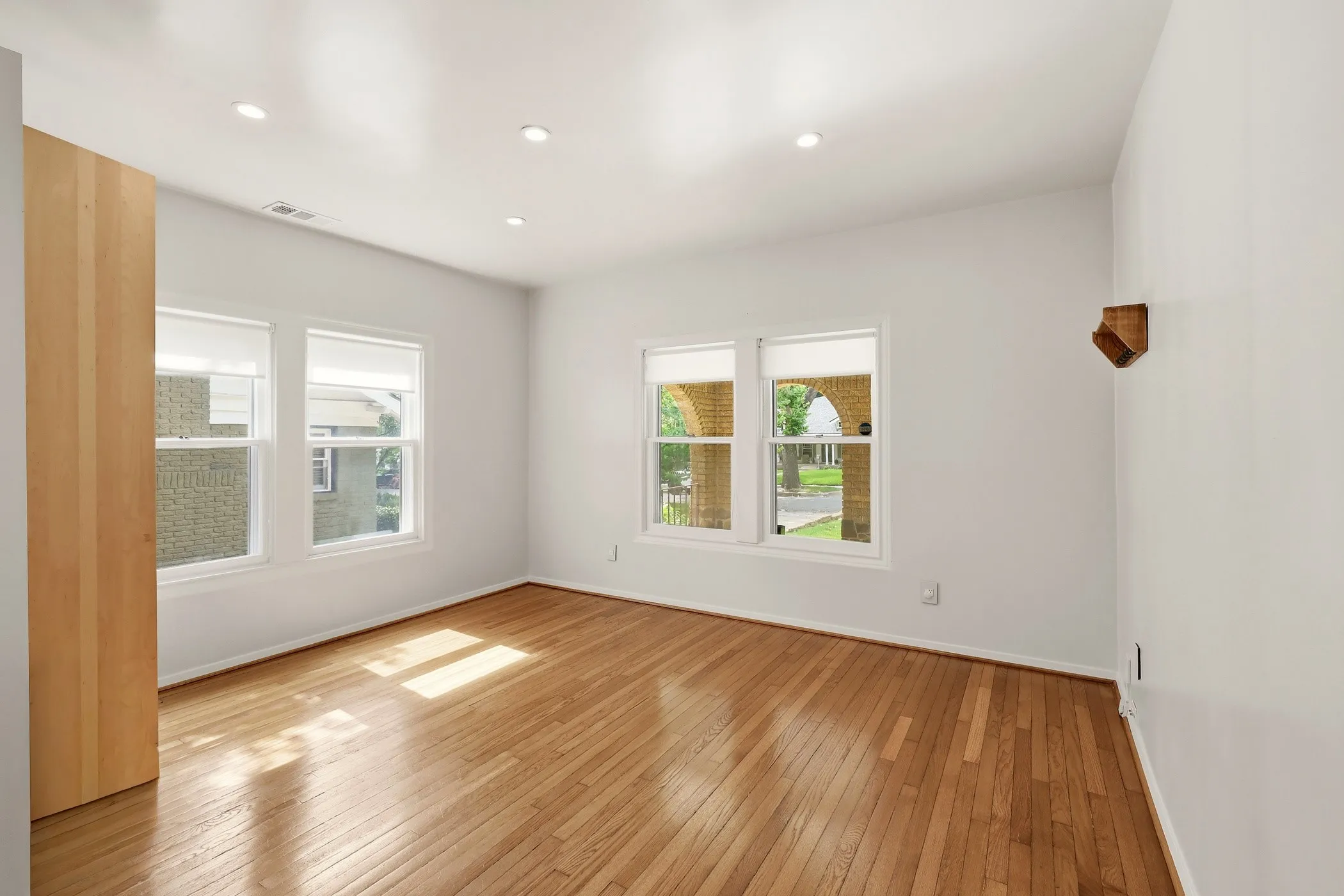 Single Family Residence For Rent in Dallas County , 825 Thomasson Drive, Dallas, Texas 75208, 2 Bedroom, 2 Bathroom, 2 Garage spaces, 1,317 Sqft, built in 1928, mls#21293219, Real Estate Agent in Dallas, Homes For Rent in Dallas county, Homes For Rent in Dallas, Realtor in Dallas Texas, Real Estate Brokerage Independent Realty Texas, Luminita Cordes Realtor