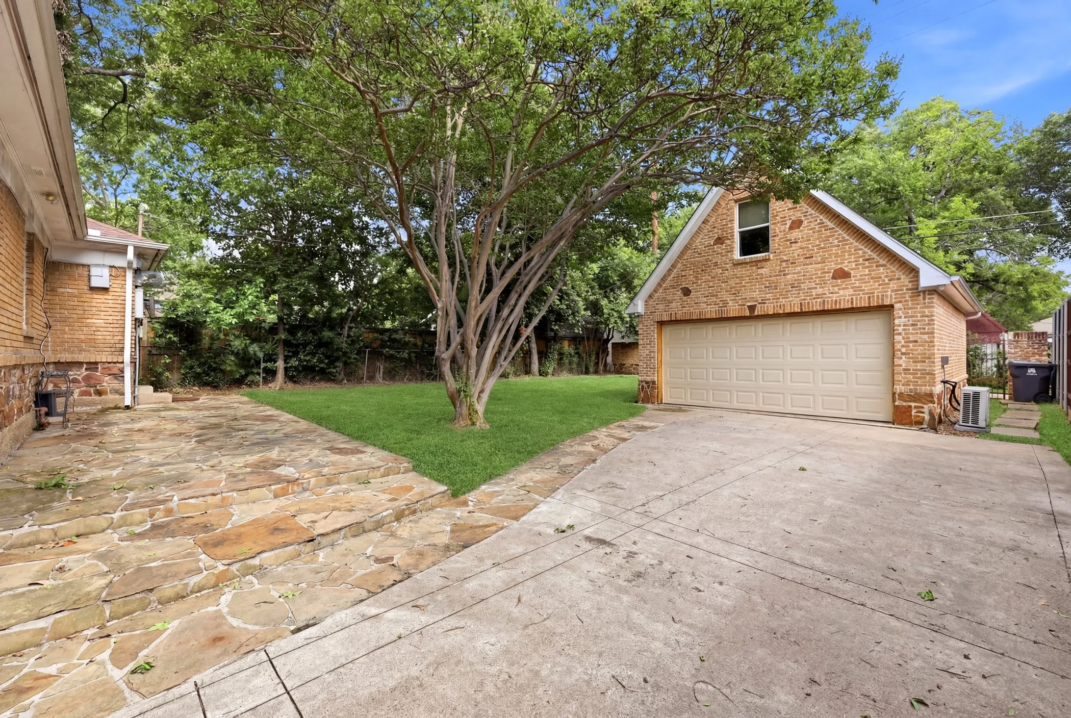 Single Family Residence For Rent in Dallas County , 825 Thomasson Drive, Dallas, Texas 75208, 2 Bedroom, 2 Bathroom, 2 Garage spaces, 1,317 Sqft, built in 1928, mls#21293219, Real Estate Agent in Dallas, Homes For Rent in Dallas county, Homes For Rent in Dallas, Realtor in Dallas Texas, Real Estate Brokerage Independent Realty Texas, Luminita Cordes Realtor