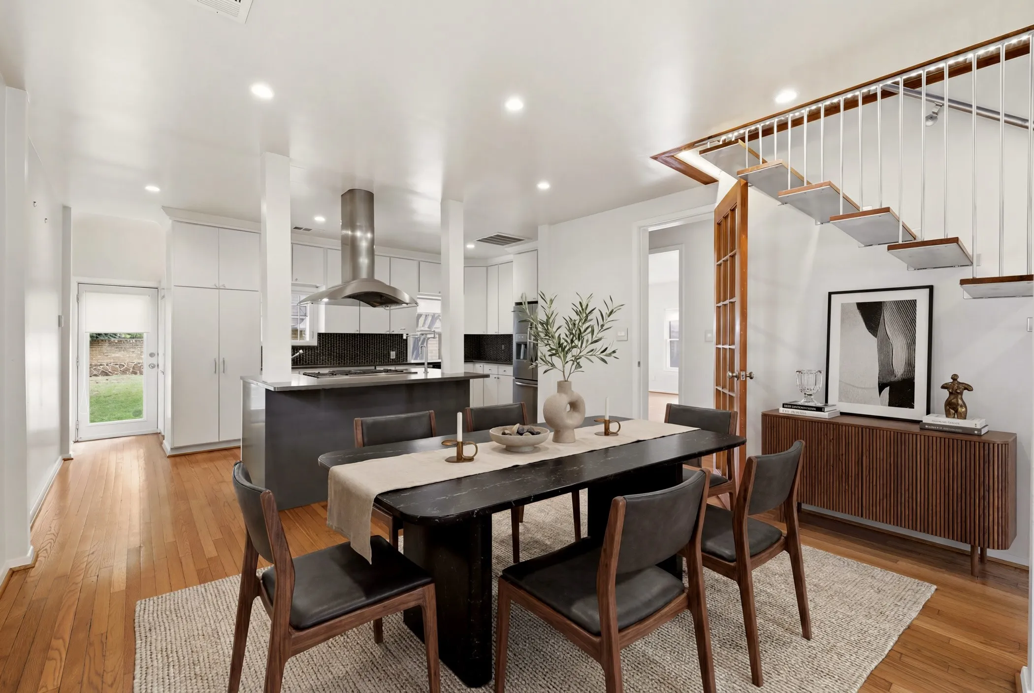 Single Family Residence For Rent in Dallas County , 825 Thomasson Drive, Dallas, Texas 75208, 2 Bedroom, 2 Bathroom, 2 Garage spaces, 1,317 Sqft, built in 1928, mls#21293219, Real Estate Agent in Dallas, Homes For Rent in Dallas county, Homes For Rent in Dallas, Realtor in Dallas Texas, Real Estate Brokerage Independent Realty Texas, Luminita Cordes Realtor