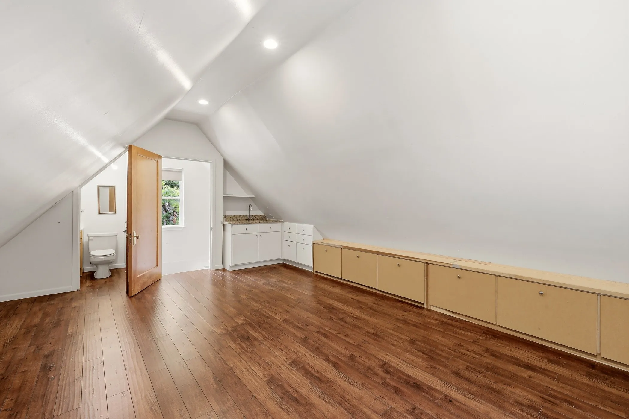 Single Family Residence For Rent in Dallas County , 825 Thomasson Drive, Dallas, Texas 75208, 2 Bedroom, 2 Bathroom, 2 Garage spaces, 1,317 Sqft, built in 1928, mls#21293219, Real Estate Agent in Dallas, Homes For Rent in Dallas county, Homes For Rent in Dallas, Realtor in Dallas Texas, Real Estate Brokerage Independent Realty Texas, Luminita Cordes Realtor