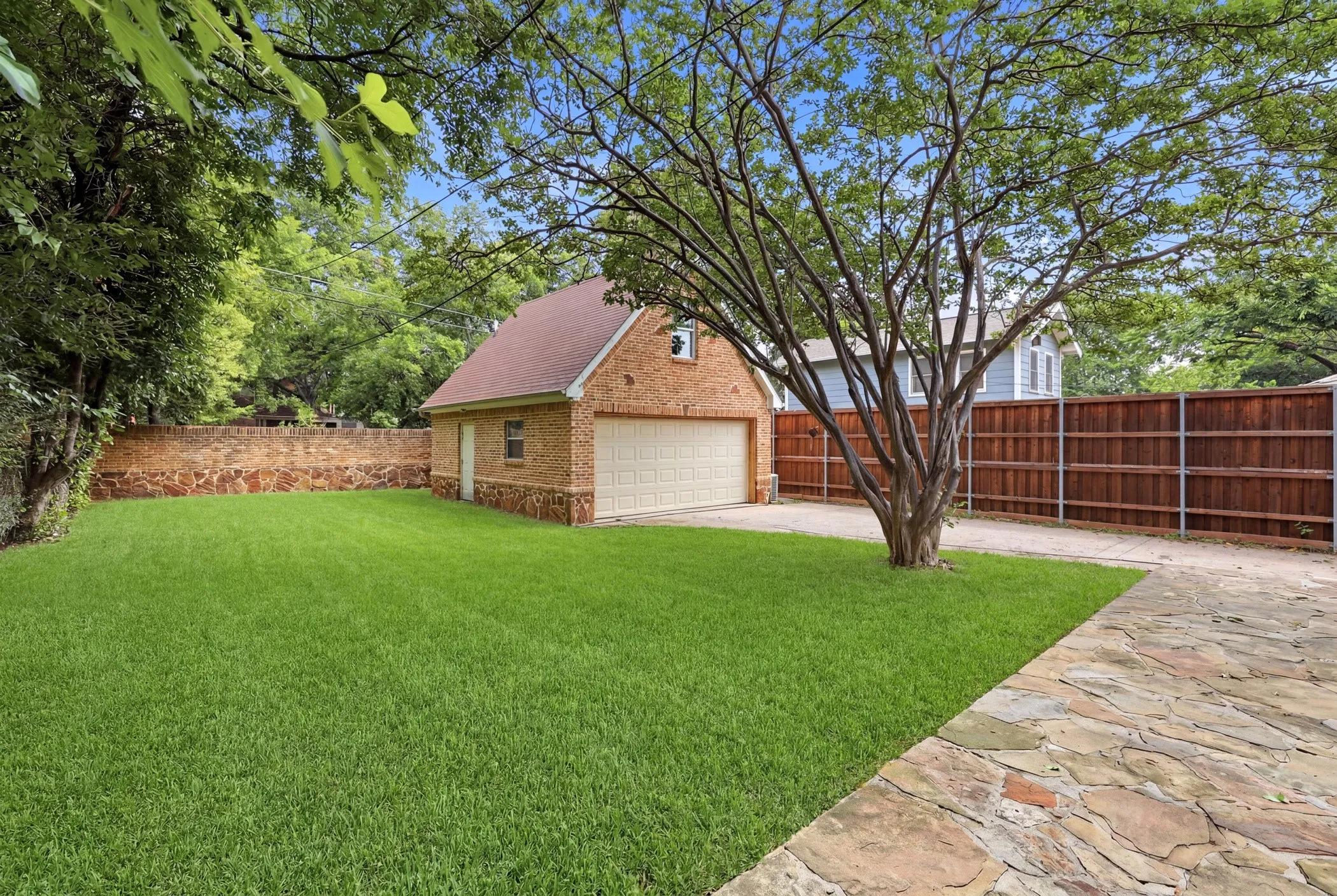 Single Family Residence For Rent in Dallas County , 825 Thomasson Drive, Dallas, Texas 75208, 2 Bedroom, 2 Bathroom, 2 Garage spaces, 1,317 Sqft, built in 1928, mls#21293219, Real Estate Agent in Dallas, Homes For Rent in Dallas county, Homes For Rent in Dallas, Realtor in Dallas Texas, Real Estate Brokerage Independent Realty Texas, Luminita Cordes Realtor