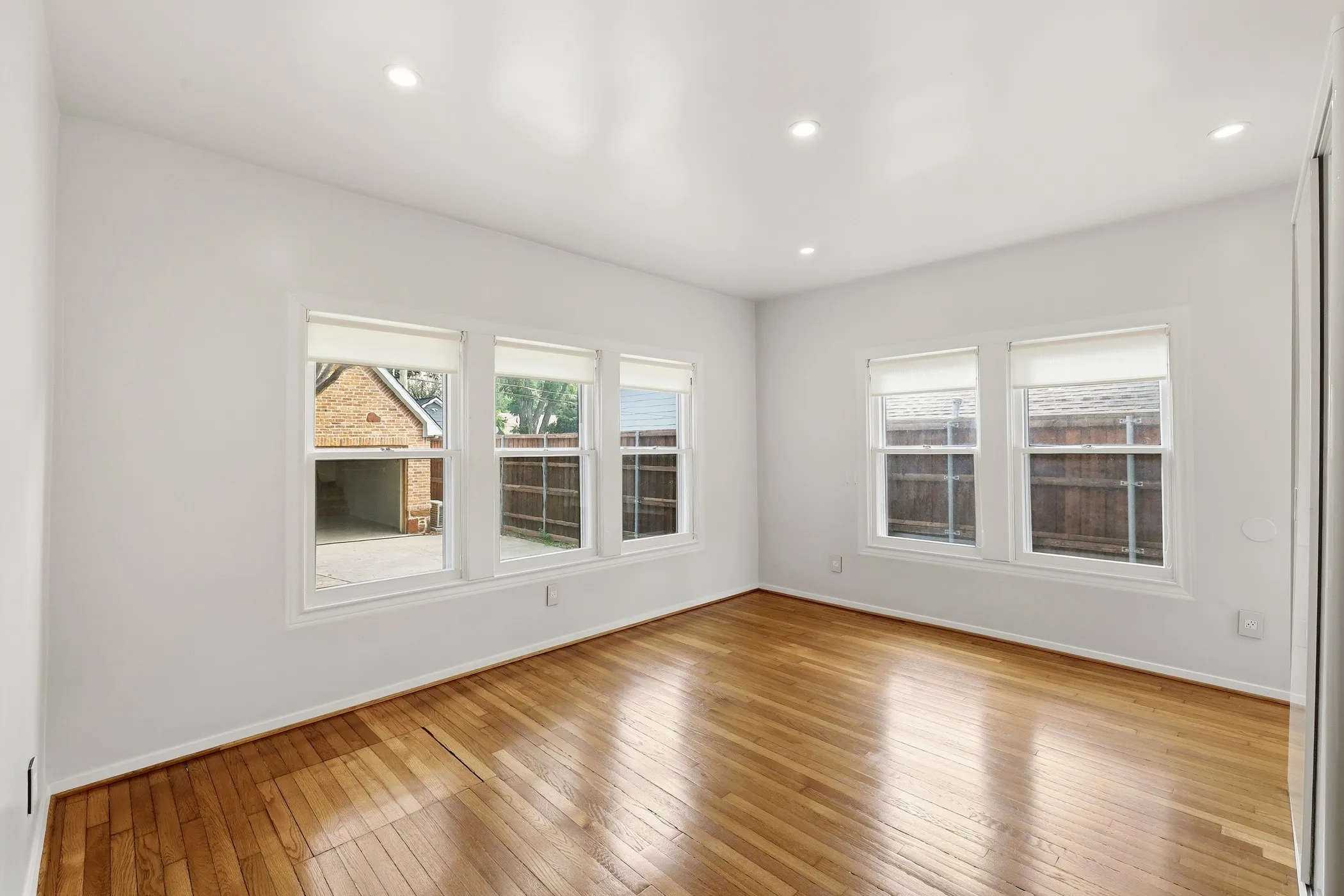 Single Family Residence For Rent in Dallas County , 825 Thomasson Drive, Dallas, Texas 75208, 2 Bedroom, 2 Bathroom, 2 Garage spaces, 1,317 Sqft, built in 1928, mls#21293219, Real Estate Agent in Dallas, Homes For Rent in Dallas county, Homes For Rent in Dallas, Realtor in Dallas Texas, Real Estate Brokerage Independent Realty Texas, Luminita Cordes Realtor