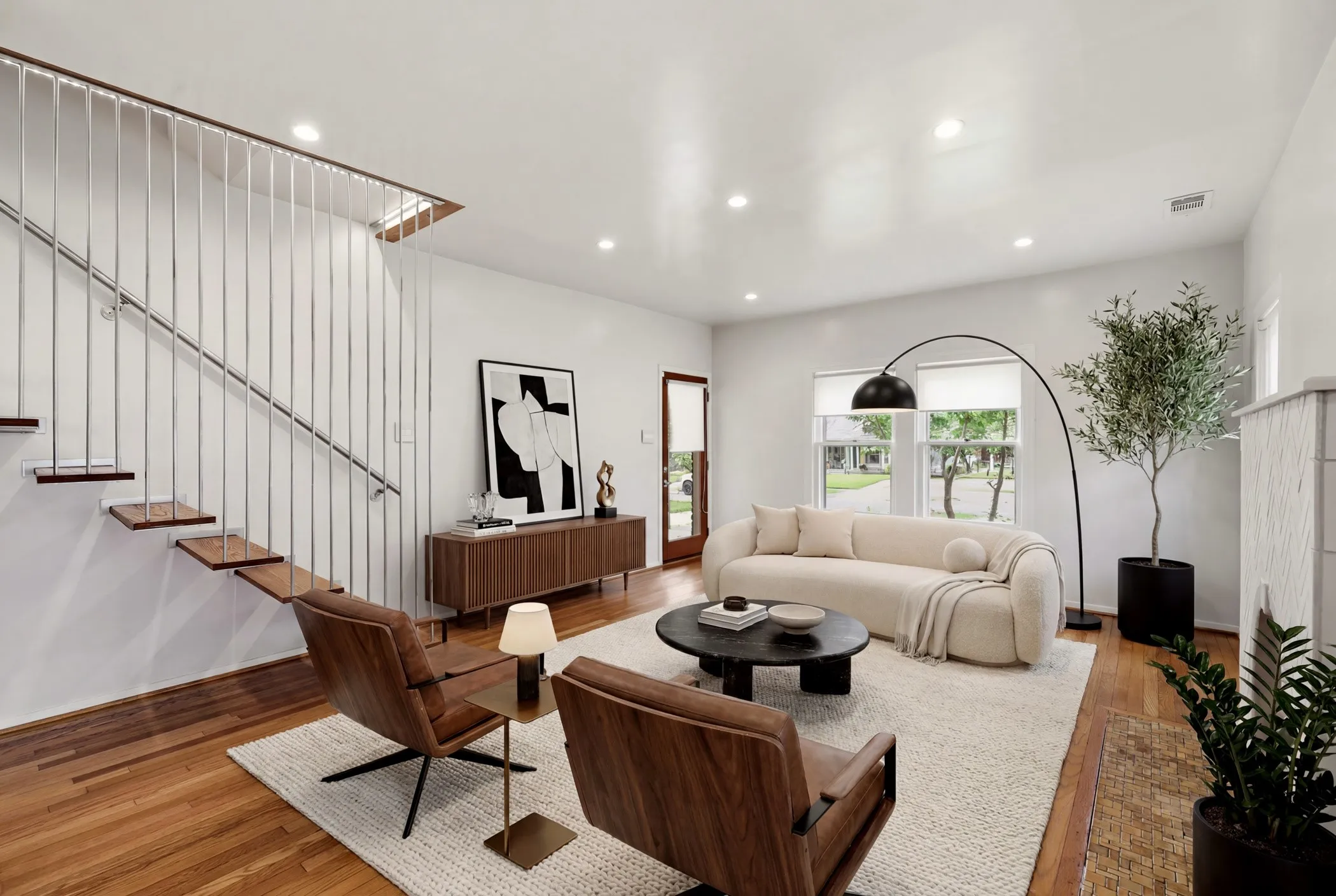 Single Family Residence For Rent in Dallas County , 825 Thomasson Drive, Dallas, Texas 75208, 2 Bedroom, 2 Bathroom, 2 Garage spaces, 1,317 Sqft, built in 1928, mls#21293219, Real Estate Agent in Dallas, Homes For Rent in Dallas county, Homes For Rent in Dallas, Realtor in Dallas Texas, Real Estate Brokerage Independent Realty Texas, Luminita Cordes Realtor