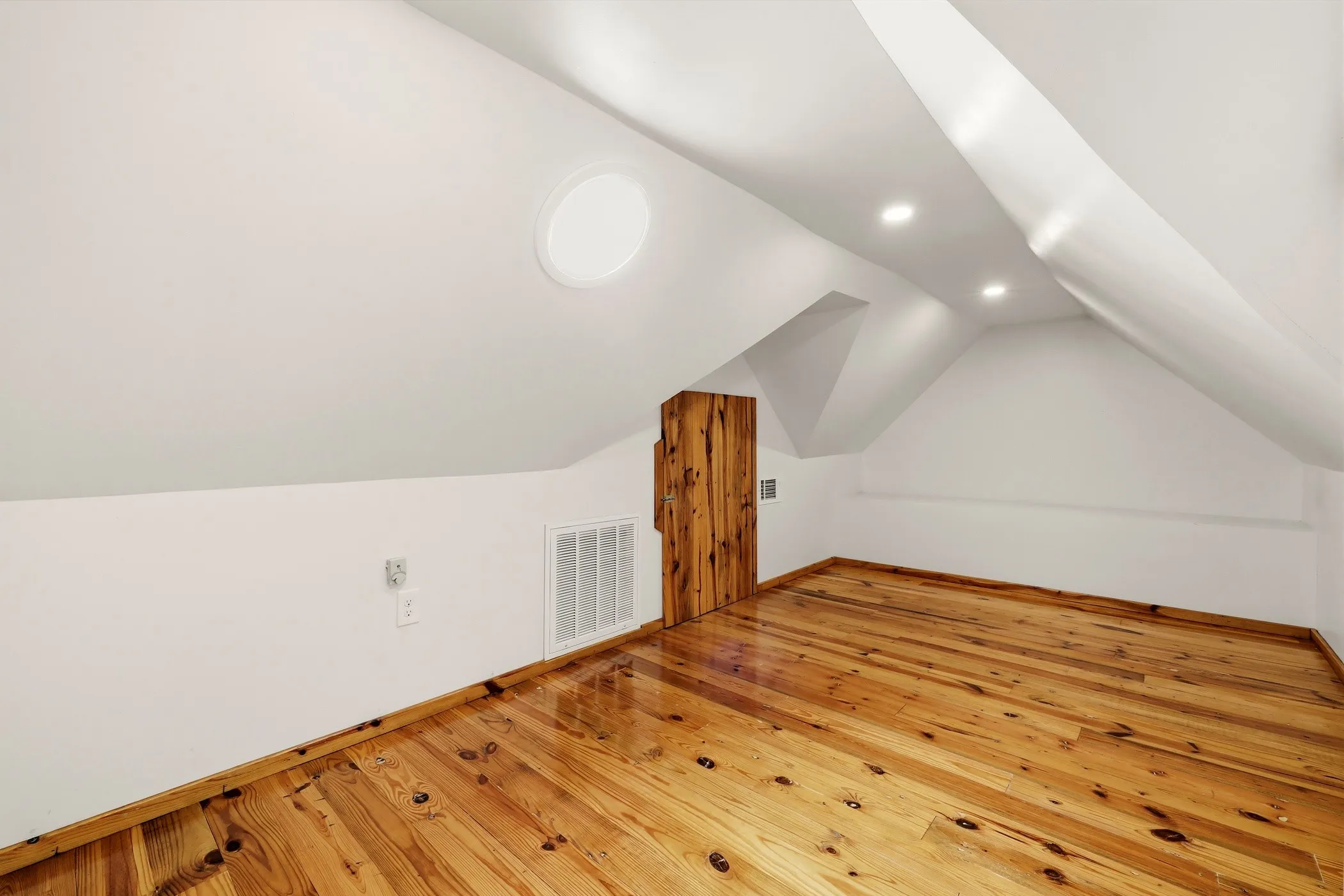 Single Family Residence For Rent in Dallas County , 825 Thomasson Drive, Dallas, Texas 75208, 2 Bedroom, 2 Bathroom, 2 Garage spaces, 1,317 Sqft, built in 1928, mls#21293219, Real Estate Agent in Dallas, Homes For Rent in Dallas county, Homes For Rent in Dallas, Realtor in Dallas Texas, Real Estate Brokerage Independent Realty Texas, Luminita Cordes Realtor