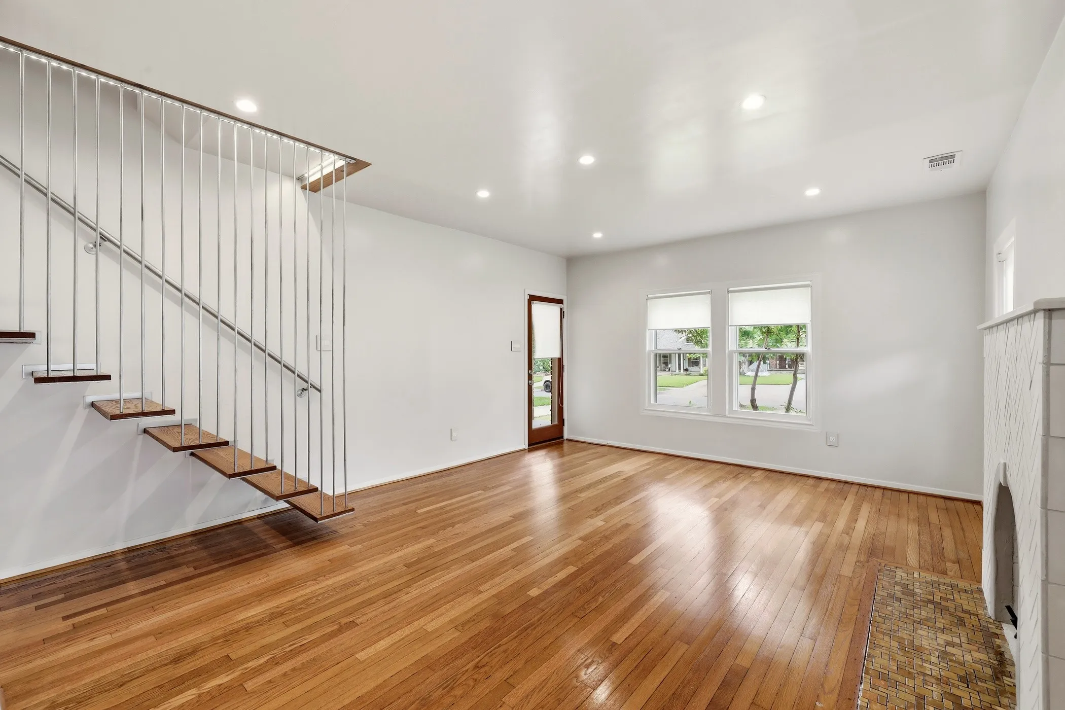 Single Family Residence For Rent in Dallas County , 825 Thomasson Drive, Dallas, Texas 75208, 2 Bedroom, 2 Bathroom, 2 Garage spaces, 1,317 Sqft, built in 1928, mls#21293219, Real Estate Agent in Dallas, Homes For Rent in Dallas county, Homes For Rent in Dallas, Realtor in Dallas Texas, Real Estate Brokerage Independent Realty Texas, Luminita Cordes Realtor