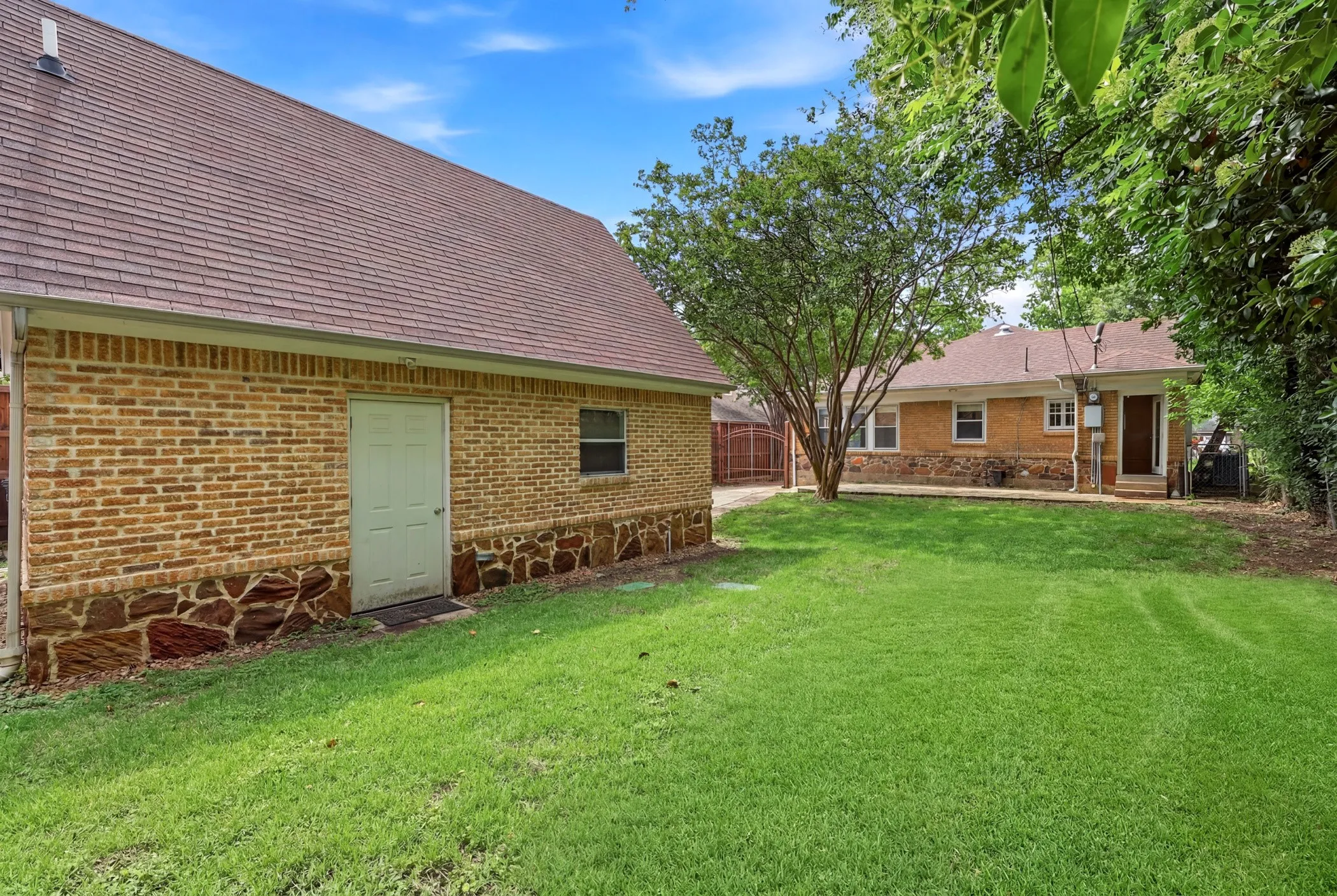 Single Family Residence For Rent in Dallas County , 825 Thomasson Drive, Dallas, Texas 75208, 2 Bedroom, 2 Bathroom, 2 Garage spaces, 1,317 Sqft, built in 1928, mls#21293219, Real Estate Agent in Dallas, Homes For Rent in Dallas county, Homes For Rent in Dallas, Realtor in Dallas Texas, Real Estate Brokerage Independent Realty Texas, Luminita Cordes Realtor