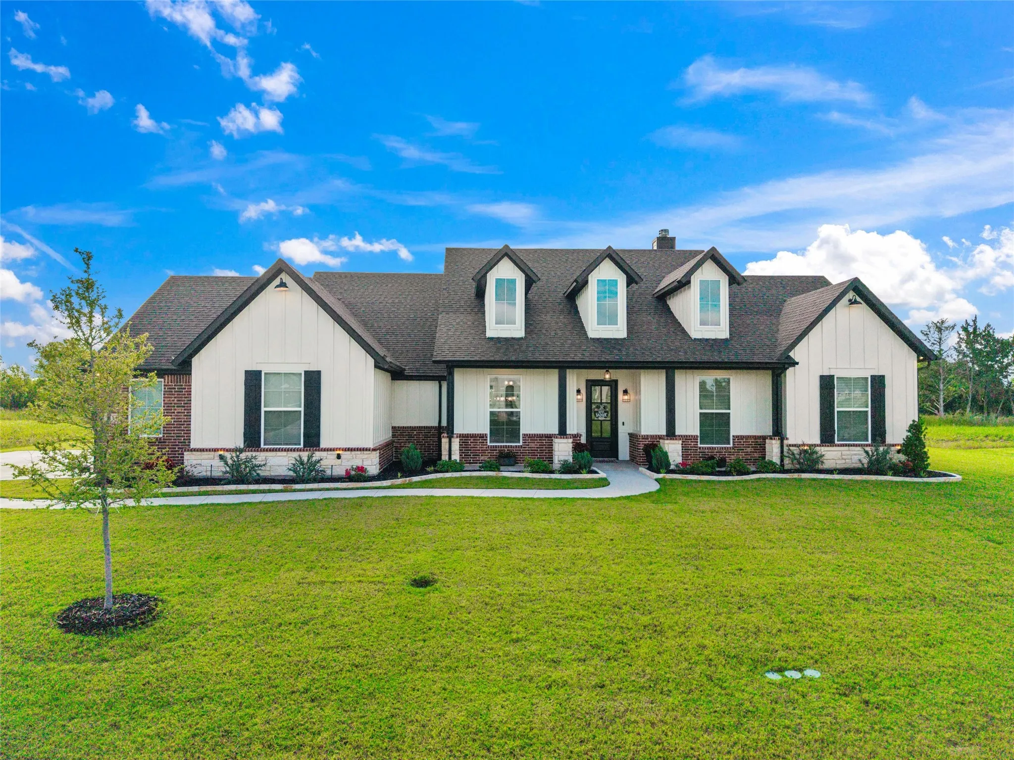 Single Family Residence For Sale in Ellis County , 133 Aiden Drive, Waxahachie, Texas 75165, 3 Bedroom, 3 Bathroom, 3 Garage spaces, 2,833 Sqft, built in 2024, mls#21292953, Real Estate Agent in Waxahachie, Homes For Sale in Ellis county, Homes For Sale in Waxahachie, Realtor in Waxahachie Texas, Real Estate Brokerage Independent Realty Texas, Luminita Cordes Realtor