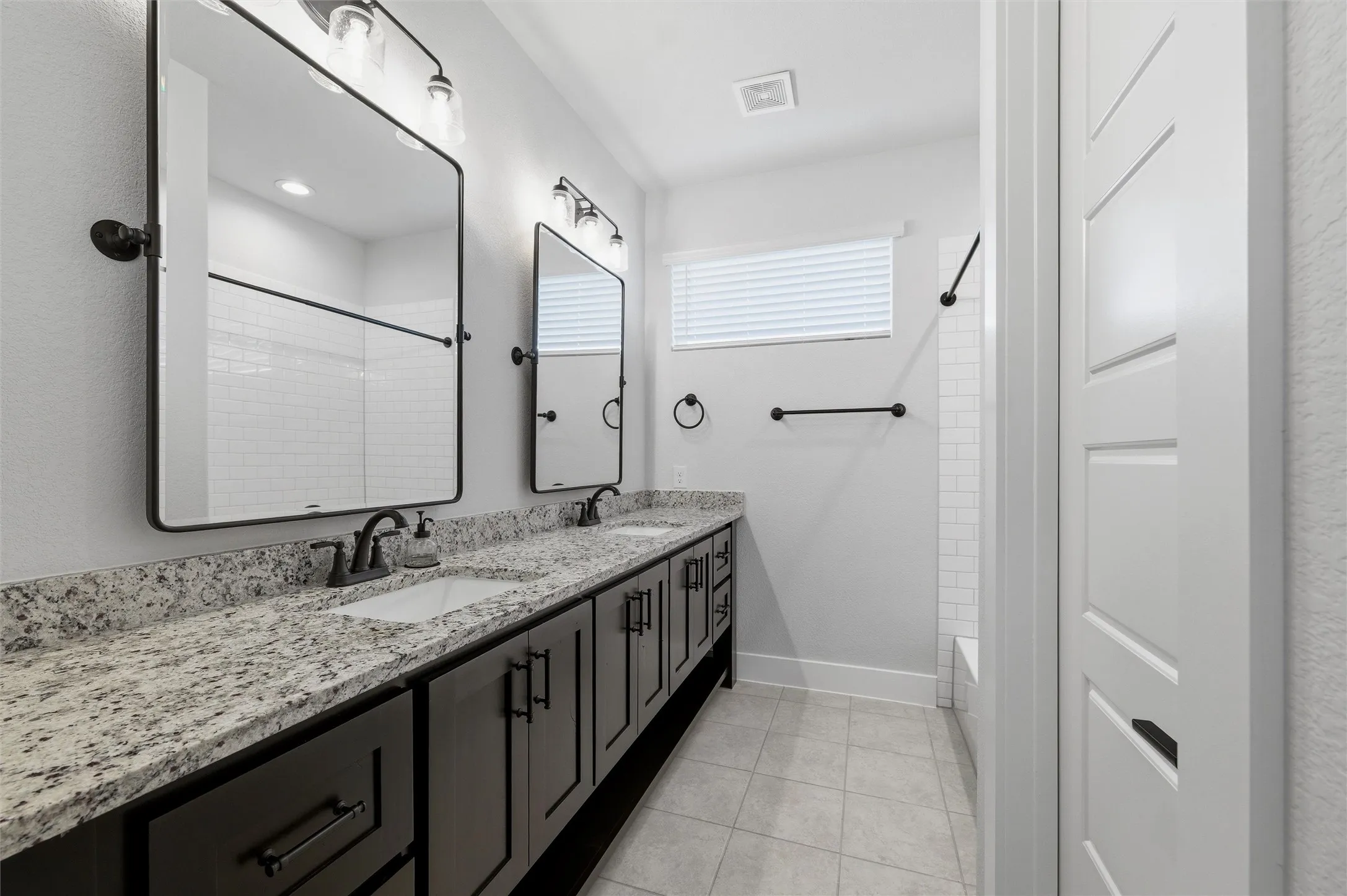 Single Family Residence For Sale in Ellis County , 133 Aiden Drive, Waxahachie, Texas 75165, 3 Bedroom, 3 Bathroom, 3 Garage spaces, 2,833 Sqft, built in 2024, mls#21292953, Real Estate Agent in Waxahachie, Homes For Sale in Ellis county, Homes For Sale in Waxahachie, Realtor in Waxahachie Texas, Real Estate Brokerage Independent Realty Texas, Luminita Cordes Realtor