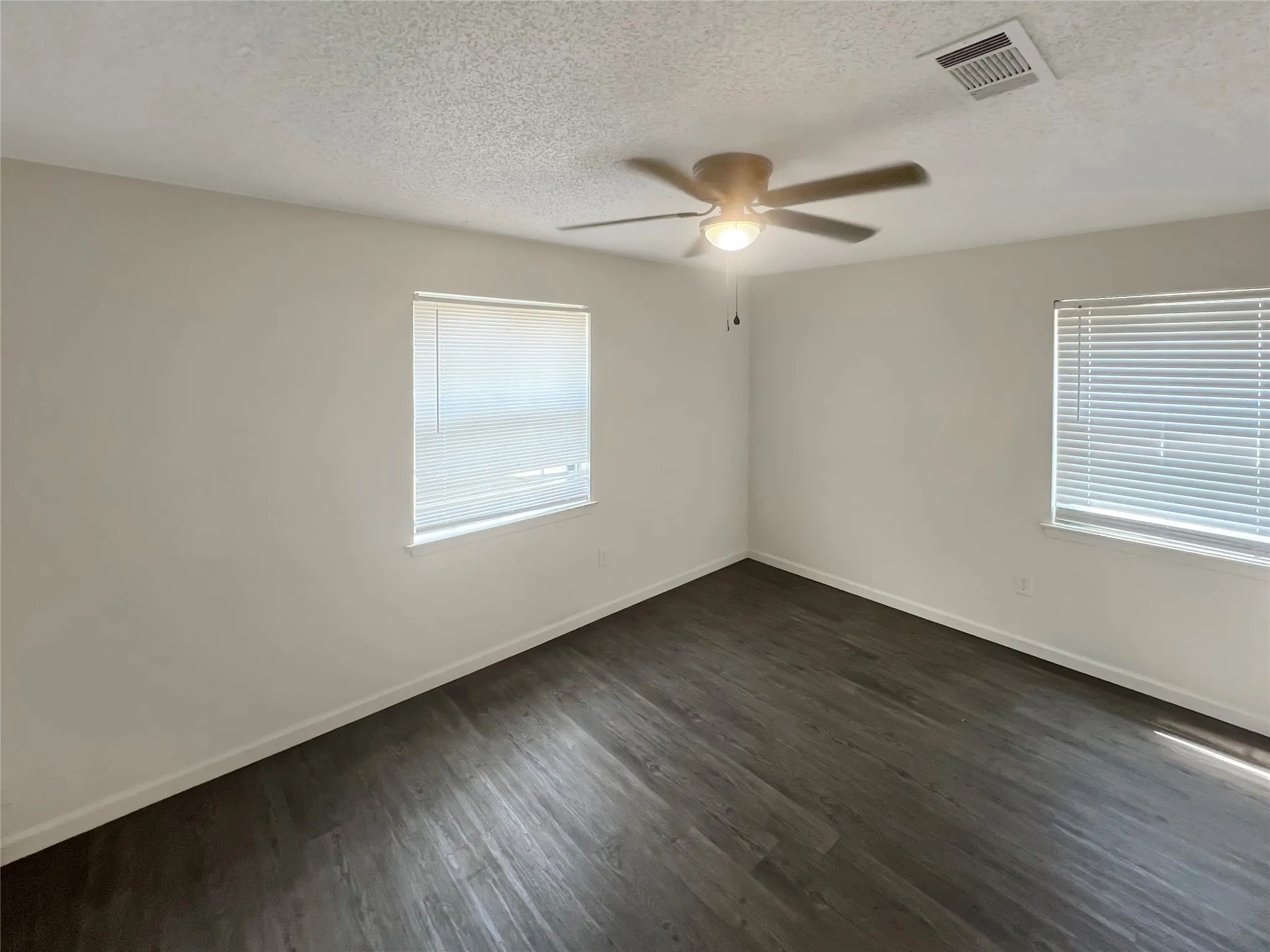 Single Family Residence For Sale in Tarrant County , 3008 Farrell Lane, Fort Worth, Texas 76119, 3 Bedroom, 2 Bathroom, 2 Garage spaces, 1,154 Sqft, built in 1974, mls#21292781, Real Estate Agent in Fort Worth, Homes For Sale in Tarrant county, Homes For Sale in Fort Worth, Realtor in Fort Worth Texas, Real Estate Brokerage Independent Realty Texas, Luminita Cordes Realtor