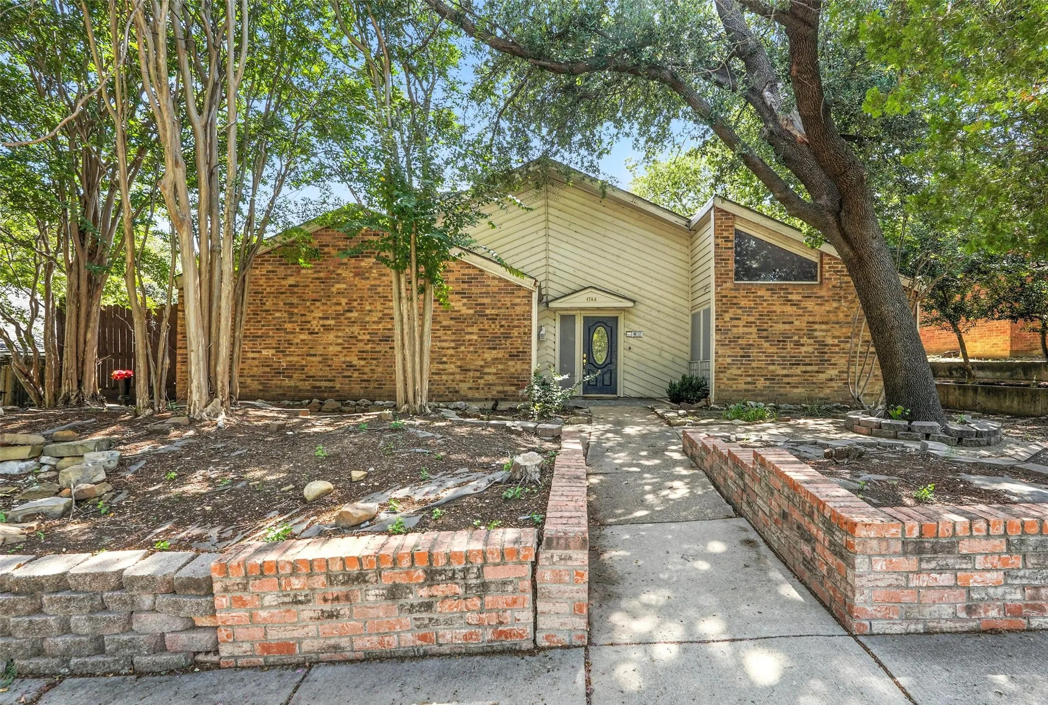 Single Family Residence For Rent in Denton County , 1744 Hartford Drive, Carrollton, Texas 75007, 3 Bedroom, 2 Bathroom, 2 Garage spaces, 2,025 Sqft, built in 1978, mls#21292956, Real Estate Agent in Carrollton, Homes For Rent in Denton county, Homes For Rent in Carrollton, Realtor in Carrollton Texas, Real Estate Brokerage Independent Realty Texas, Luminita Cordes Realtor