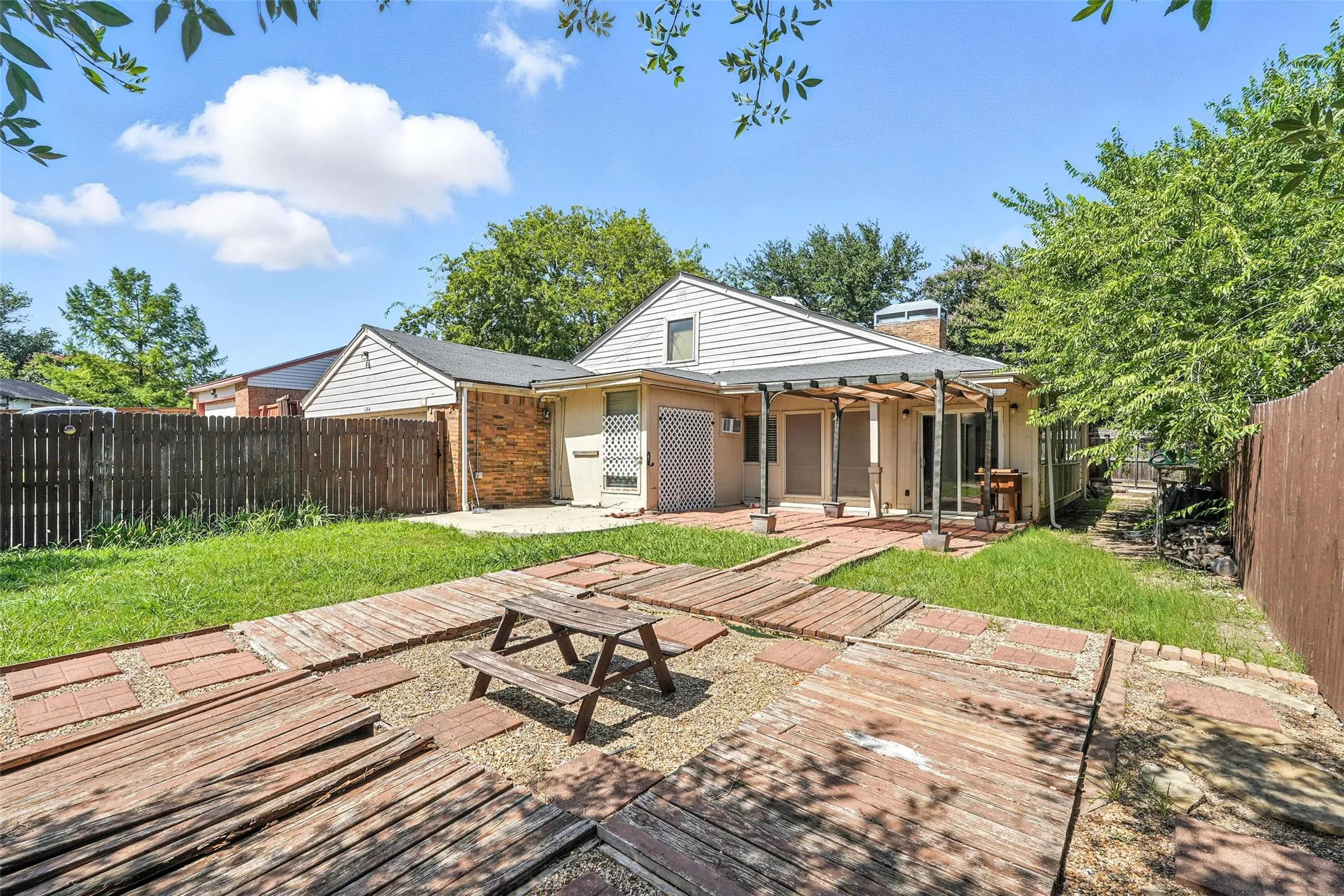 Single Family Residence For Rent in Denton County , 1744 Hartford Drive, Carrollton, Texas 75007, 3 Bedroom, 2 Bathroom, 2 Garage spaces, 2,025 Sqft, built in 1978, mls#21292956, Real Estate Agent in Carrollton, Homes For Rent in Denton county, Homes For Rent in Carrollton, Realtor in Carrollton Texas, Real Estate Brokerage Independent Realty Texas, Luminita Cordes Realtor