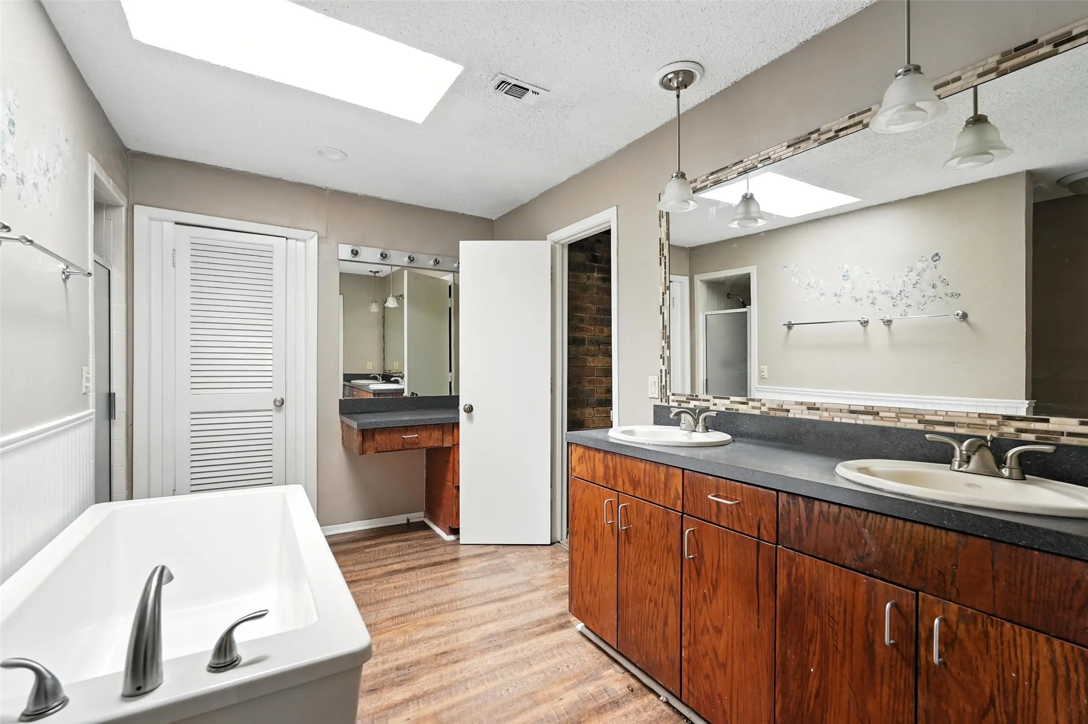 Single Family Residence For Rent in Denton County , 1744 Hartford Drive, Carrollton, Texas 75007, 3 Bedroom, 2 Bathroom, 2 Garage spaces, 2,025 Sqft, built in 1978, mls#21292956, Real Estate Agent in Carrollton, Homes For Rent in Denton county, Homes For Rent in Carrollton, Realtor in Carrollton Texas, Real Estate Brokerage Independent Realty Texas, Luminita Cordes Realtor
