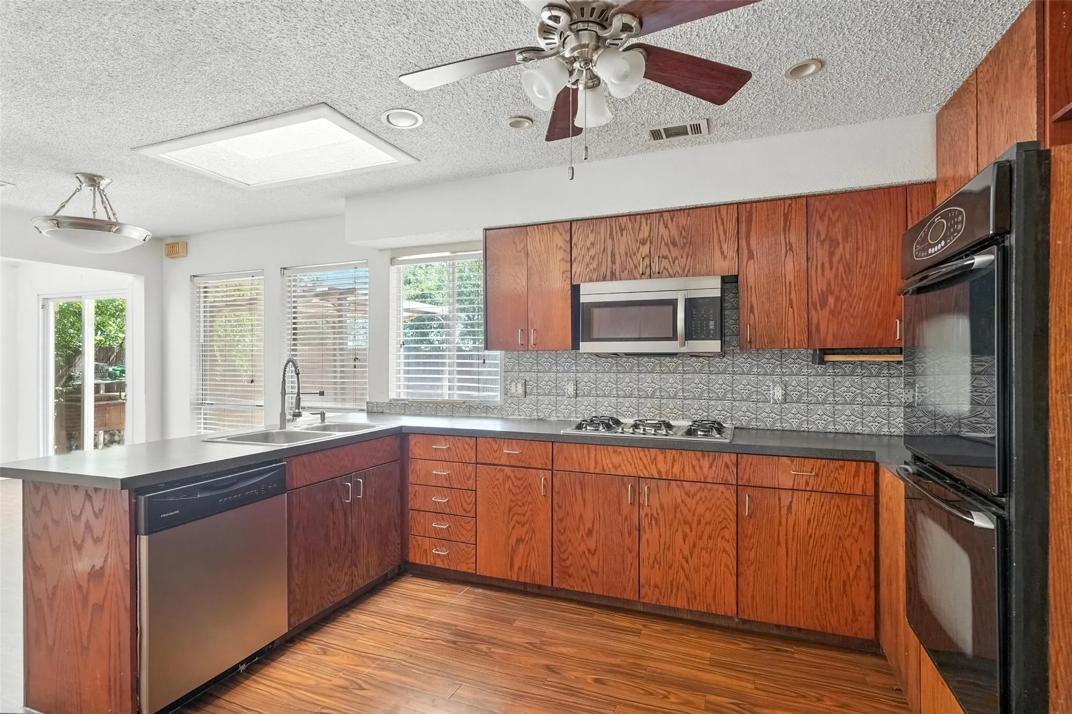 Single Family Residence For Rent in Denton County , 1744 Hartford Drive, Carrollton, Texas 75007, 3 Bedroom, 2 Bathroom, 2 Garage spaces, 2,025 Sqft, built in 1978, mls#21292956, Real Estate Agent in Carrollton, Homes For Rent in Denton county, Homes For Rent in Carrollton, Realtor in Carrollton Texas, Real Estate Brokerage Independent Realty Texas, Luminita Cordes Realtor