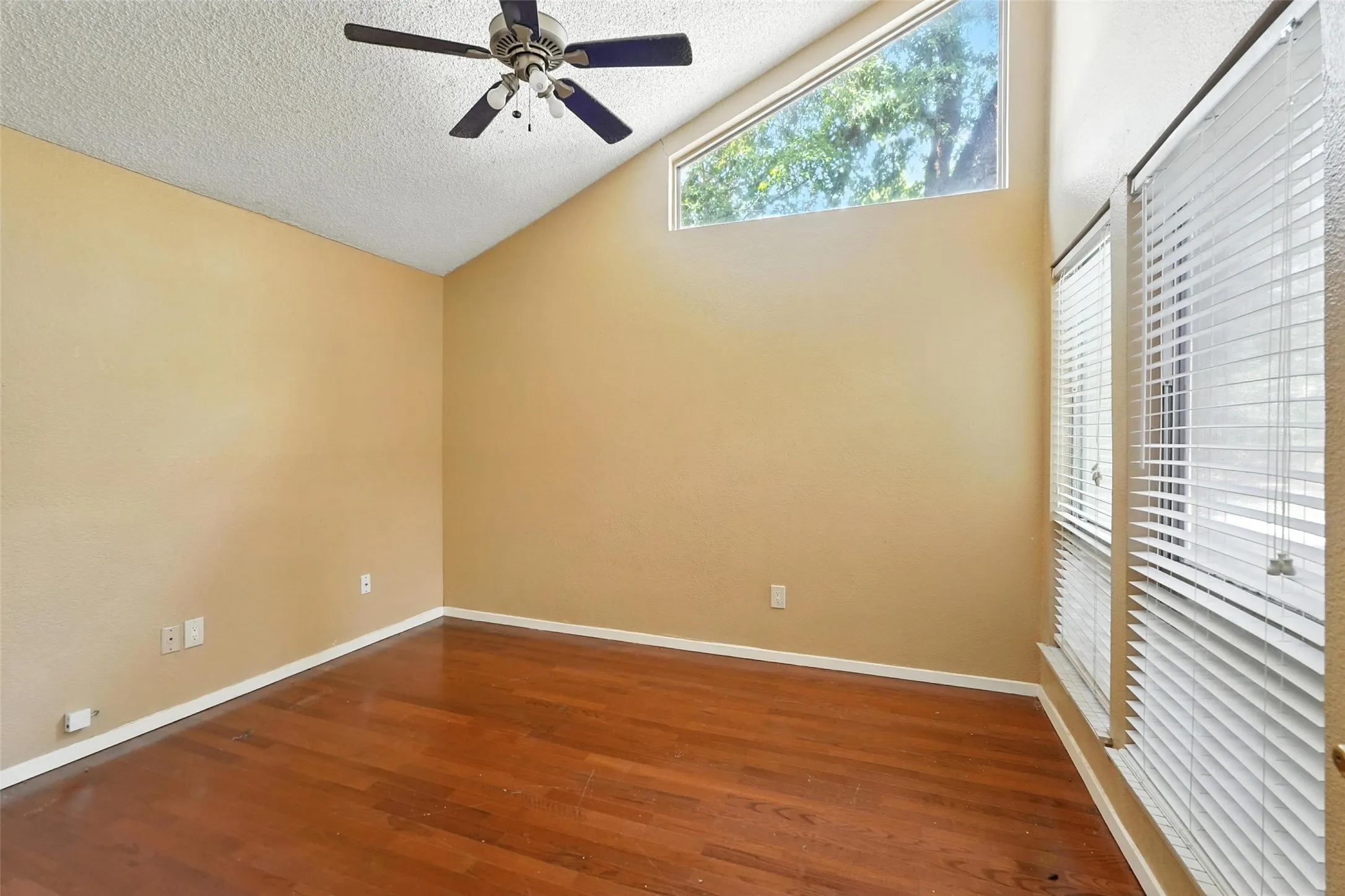 Single Family Residence For Rent in Denton County , 1744 Hartford Drive, Carrollton, Texas 75007, 3 Bedroom, 2 Bathroom, 2 Garage spaces, 2,025 Sqft, built in 1978, mls#21292956, Real Estate Agent in Carrollton, Homes For Rent in Denton county, Homes For Rent in Carrollton, Realtor in Carrollton Texas, Real Estate Brokerage Independent Realty Texas, Luminita Cordes Realtor