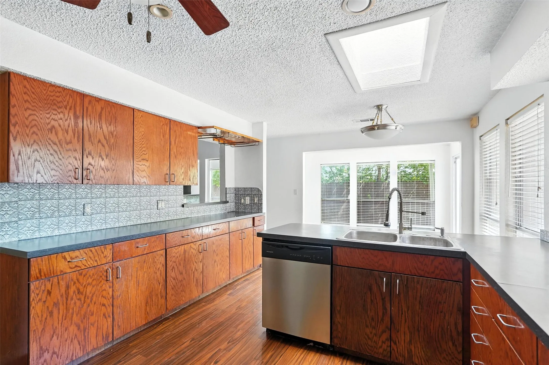 Single Family Residence For Rent in Denton County , 1744 Hartford Drive, Carrollton, Texas 75007, 3 Bedroom, 2 Bathroom, 2 Garage spaces, 2,025 Sqft, built in 1978, mls#21292956, Real Estate Agent in Carrollton, Homes For Rent in Denton county, Homes For Rent in Carrollton, Realtor in Carrollton Texas, Real Estate Brokerage Independent Realty Texas, Luminita Cordes Realtor